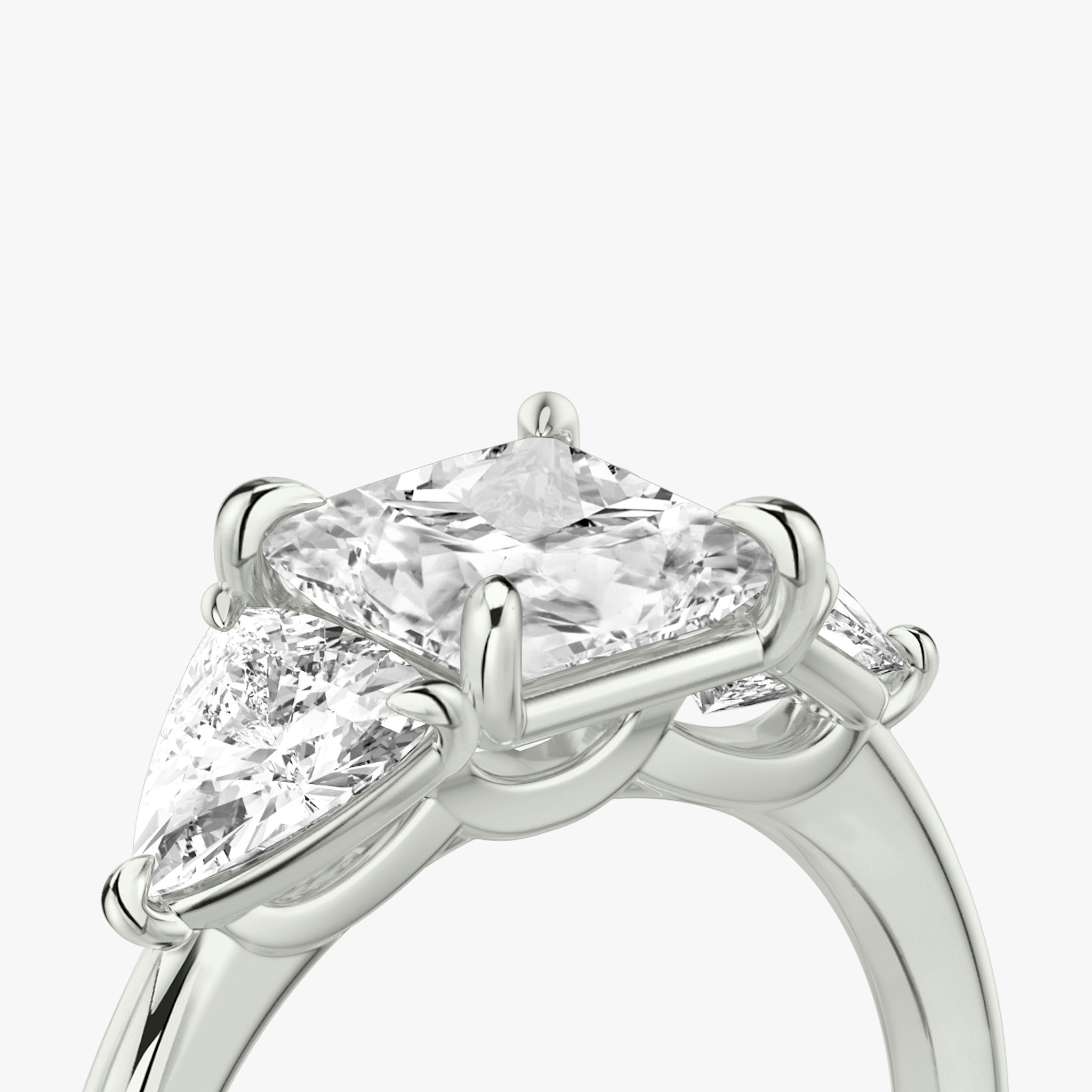 Three Stone | Princess | 18k | Weißgold | bandAccent: Ohne Pavé-Besatz | sideStoneCarat: 0.50ct | sideStoneShape: Trillant | diamondOrientation: vertical | caratWeight: other
