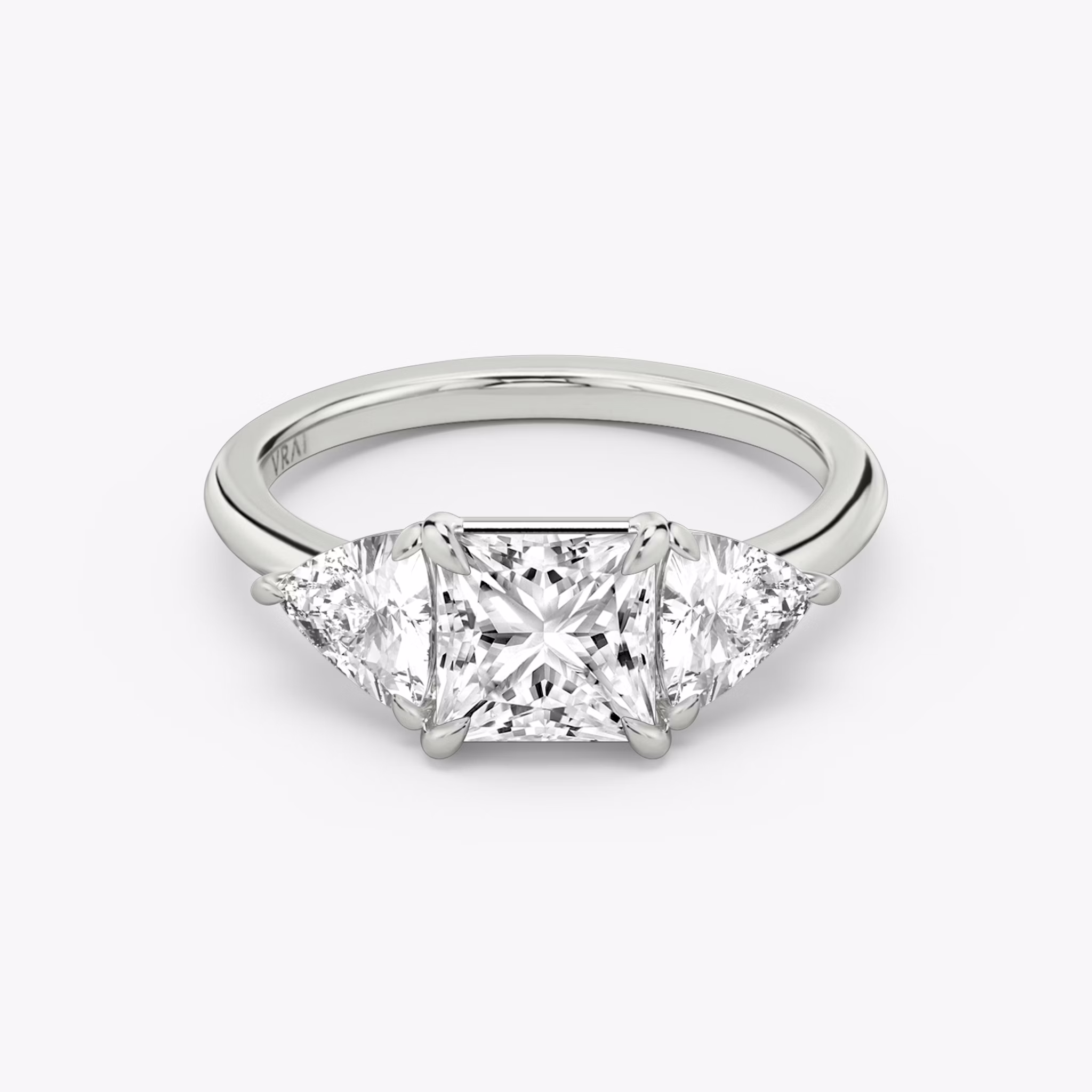 Three Stone | Princess | 18k | Weißgold | bandAccent: Ohne Pavé-Besatz | sideStoneCarat: 0.50ct | sideStoneShape: Trillant | diamondOrientation: vertical | caratWeight: other