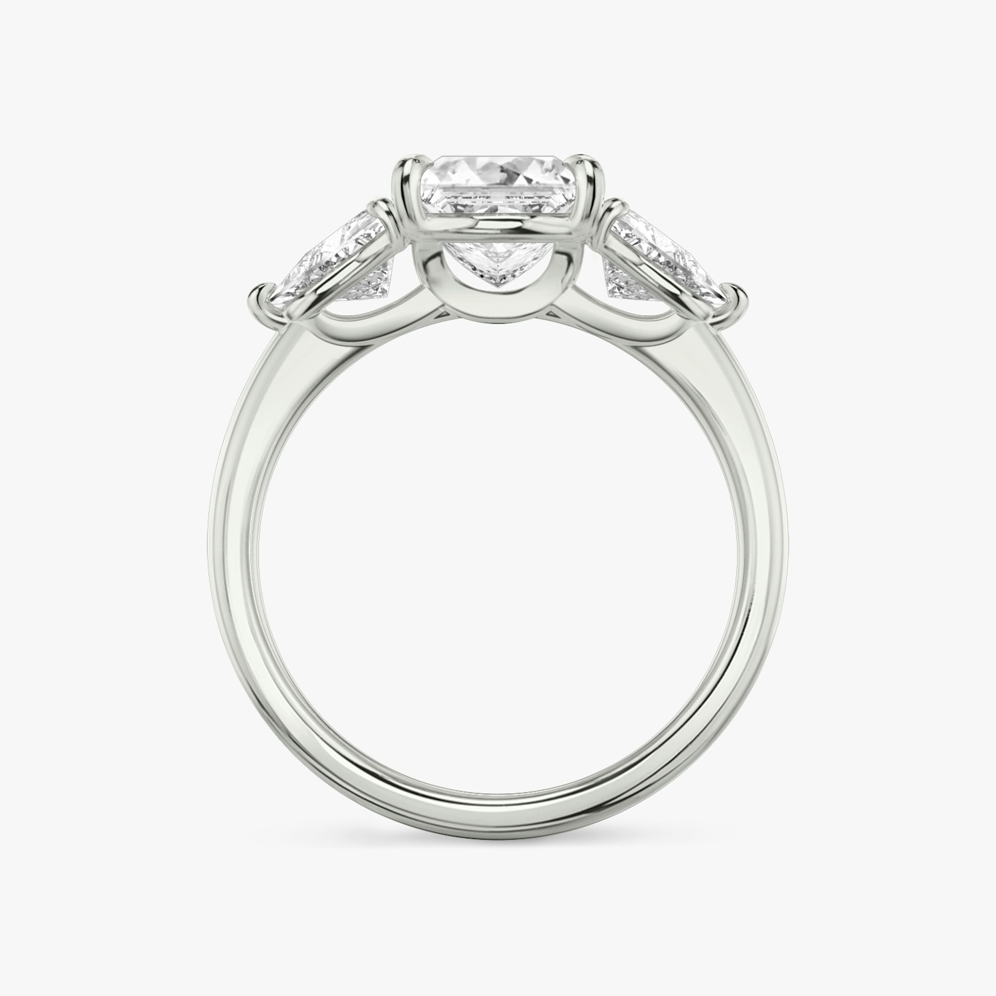Three Stone | Princess | 18k | Weißgold | bandAccent: Ohne Pavé-Besatz | sideStoneCarat: 0.50ct | sideStoneShape: Trillant | diamondOrientation: vertical | caratWeight: other