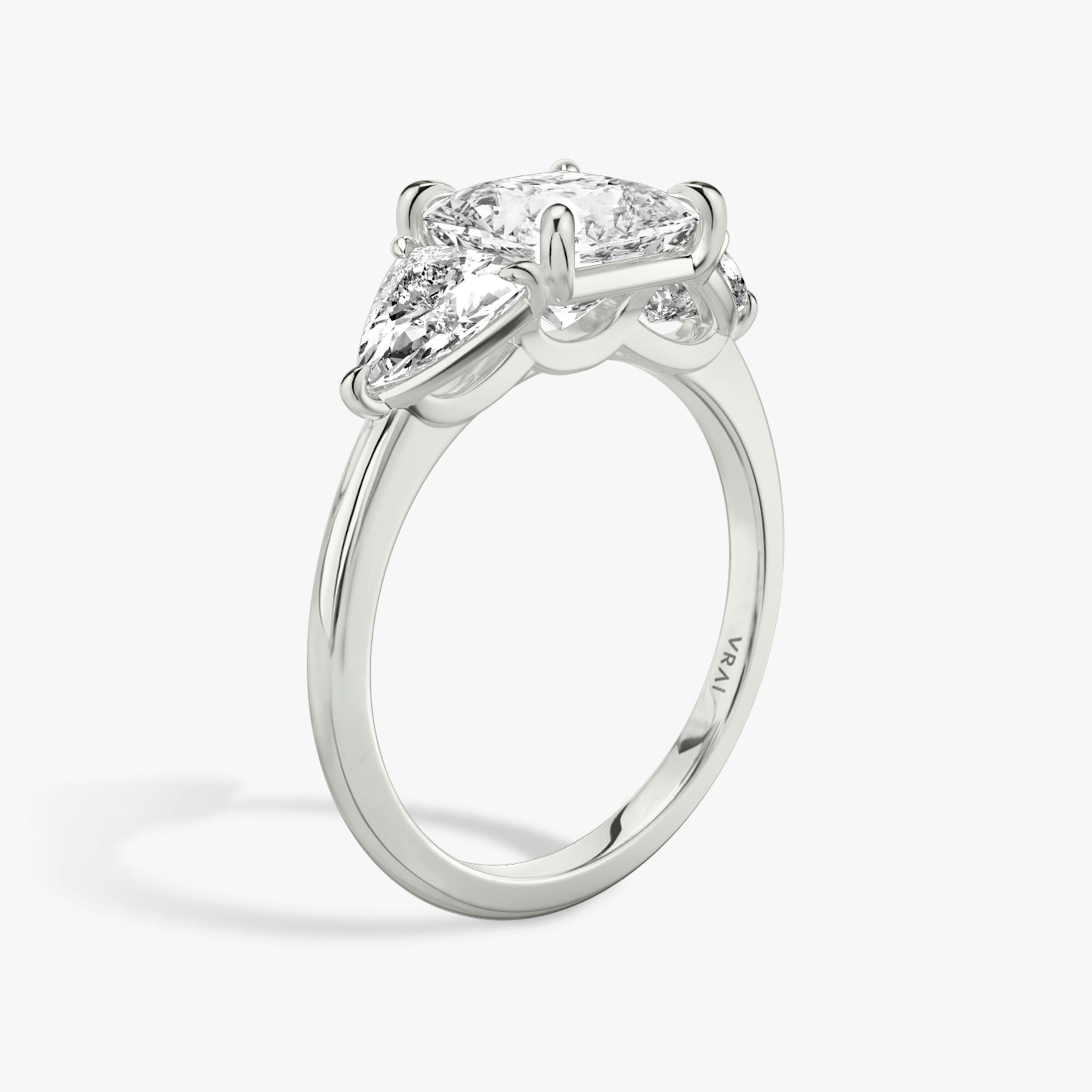 Three Stone | Princess | 18k | Weißgold | bandAccent: Ohne Pavé-Besatz | sideStoneCarat: 0.50ct | sideStoneShape: Trillant | diamondOrientation: vertical | caratWeight: other