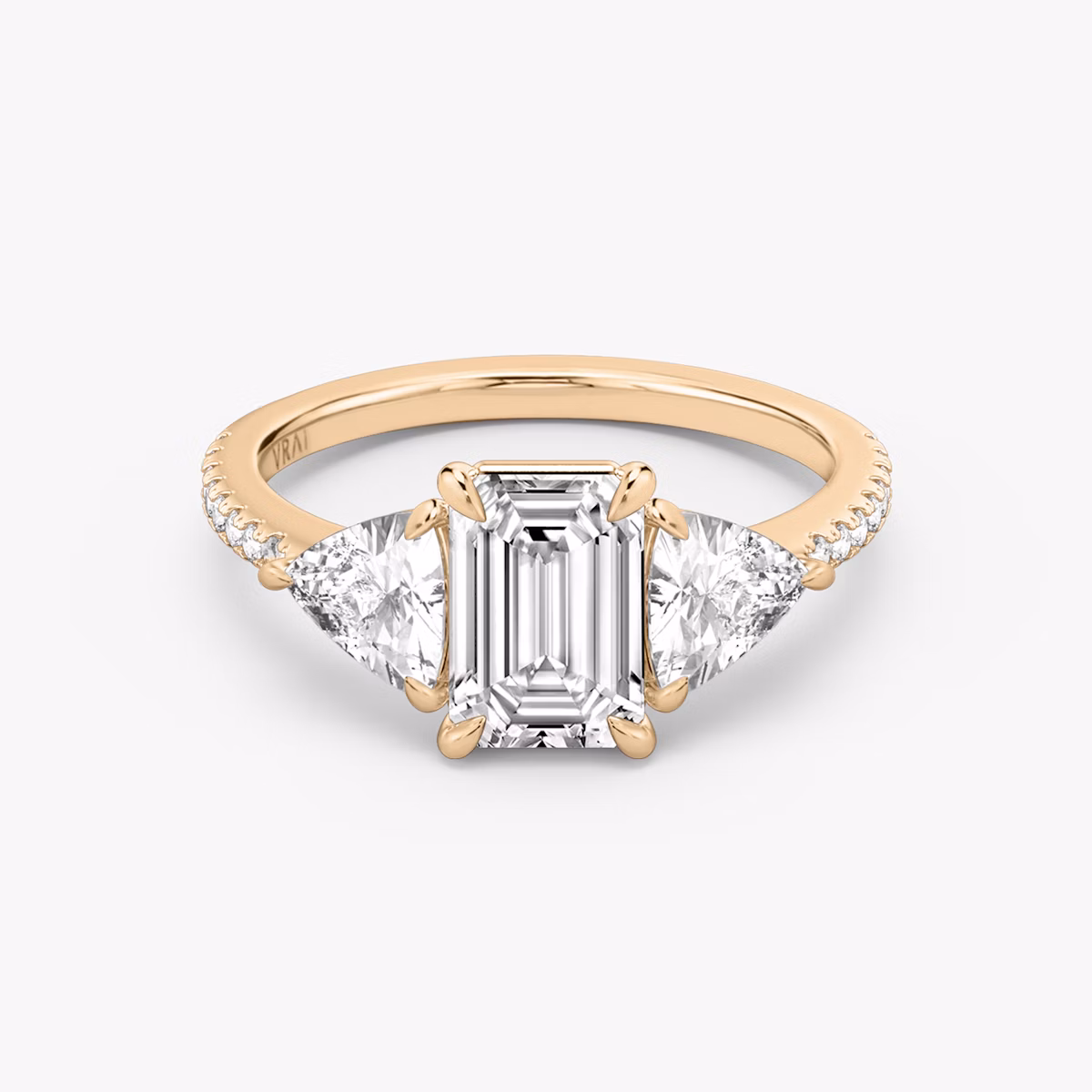 Three Stone | Emerald | 14k | Roségold | bandAccent: Mit Pavé-Besatz | sideStoneCarat: 0.50ct | sideStoneShape: Trillant | diamondOrientation: vertical | caratWeight: other