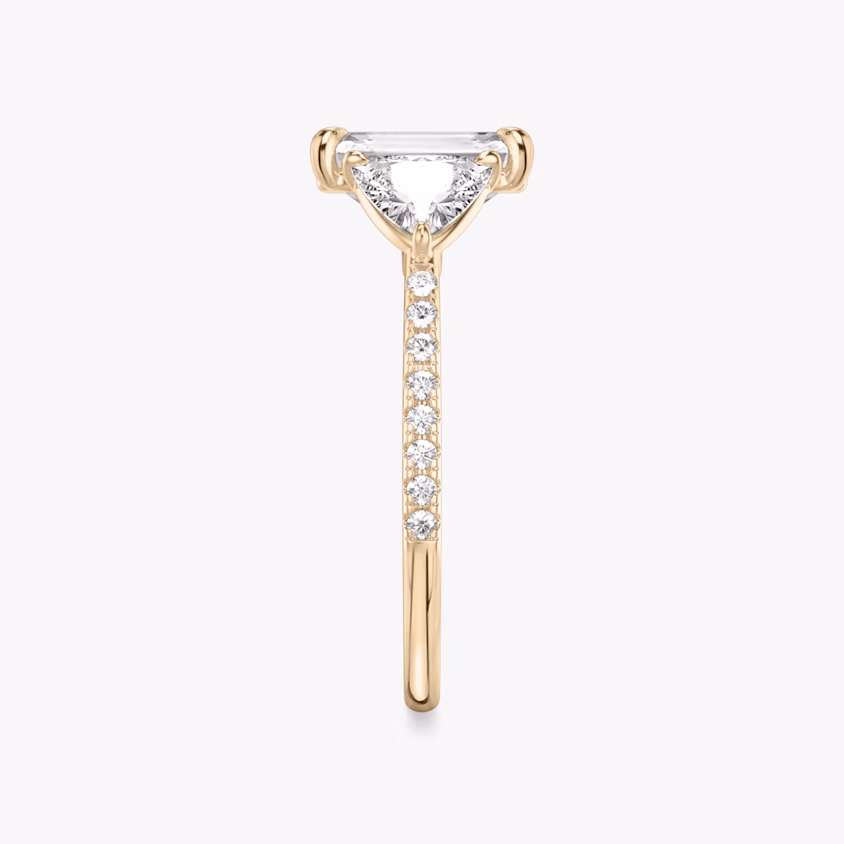 Three Stone | Emerald | 14k | Roségold | bandAccent: Mit Pavé-Besatz | sideStoneCarat: 0.50ct | sideStoneShape: Trillant | diamondOrientation: vertical | caratWeight: other