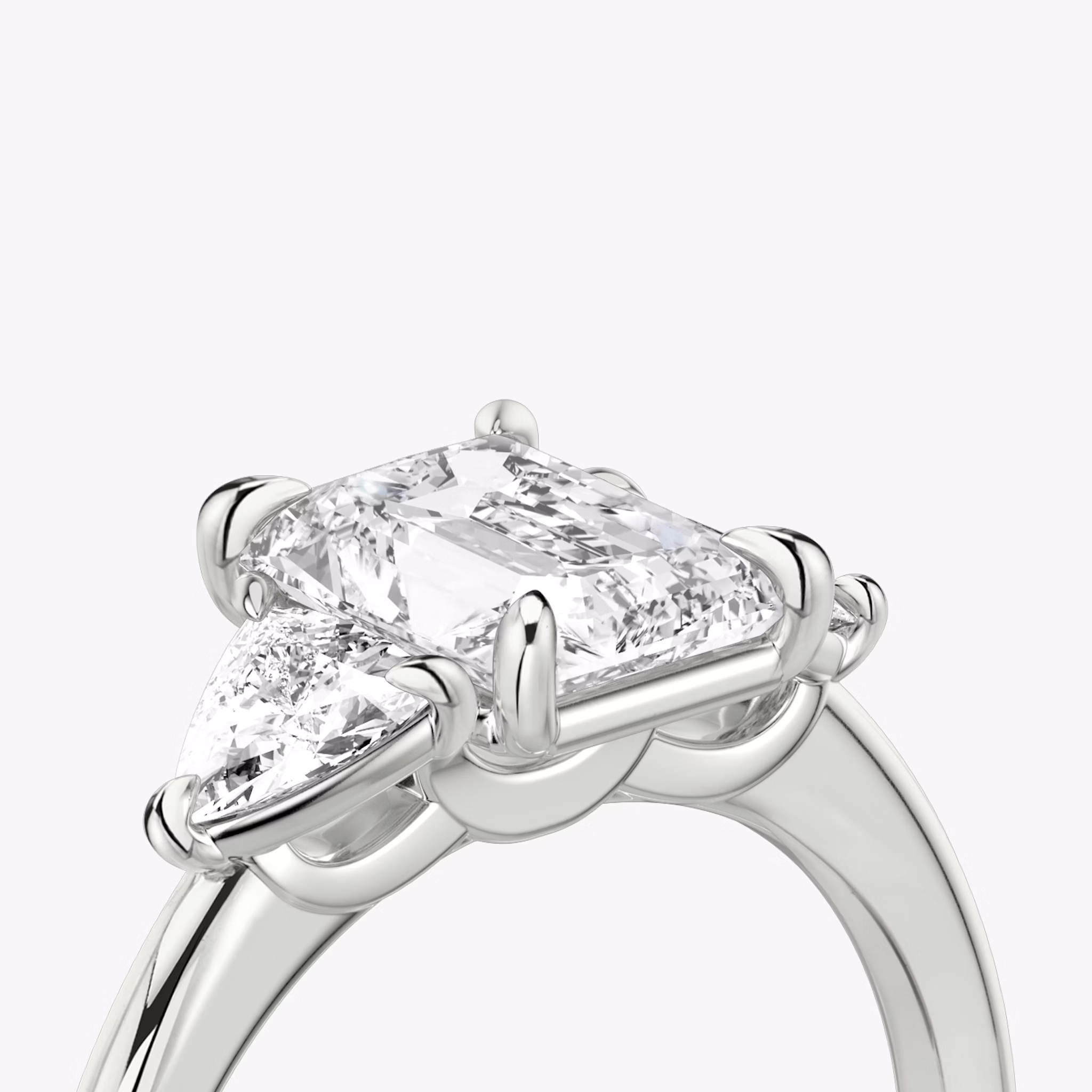 Three Stone | Radiant | Platin | bandAccent: Ohne Pavé-Besatz | sideStoneCarat: 0.25ct | sideStoneShape: Trillant | diamondOrientation: vertical | caratWeight: other