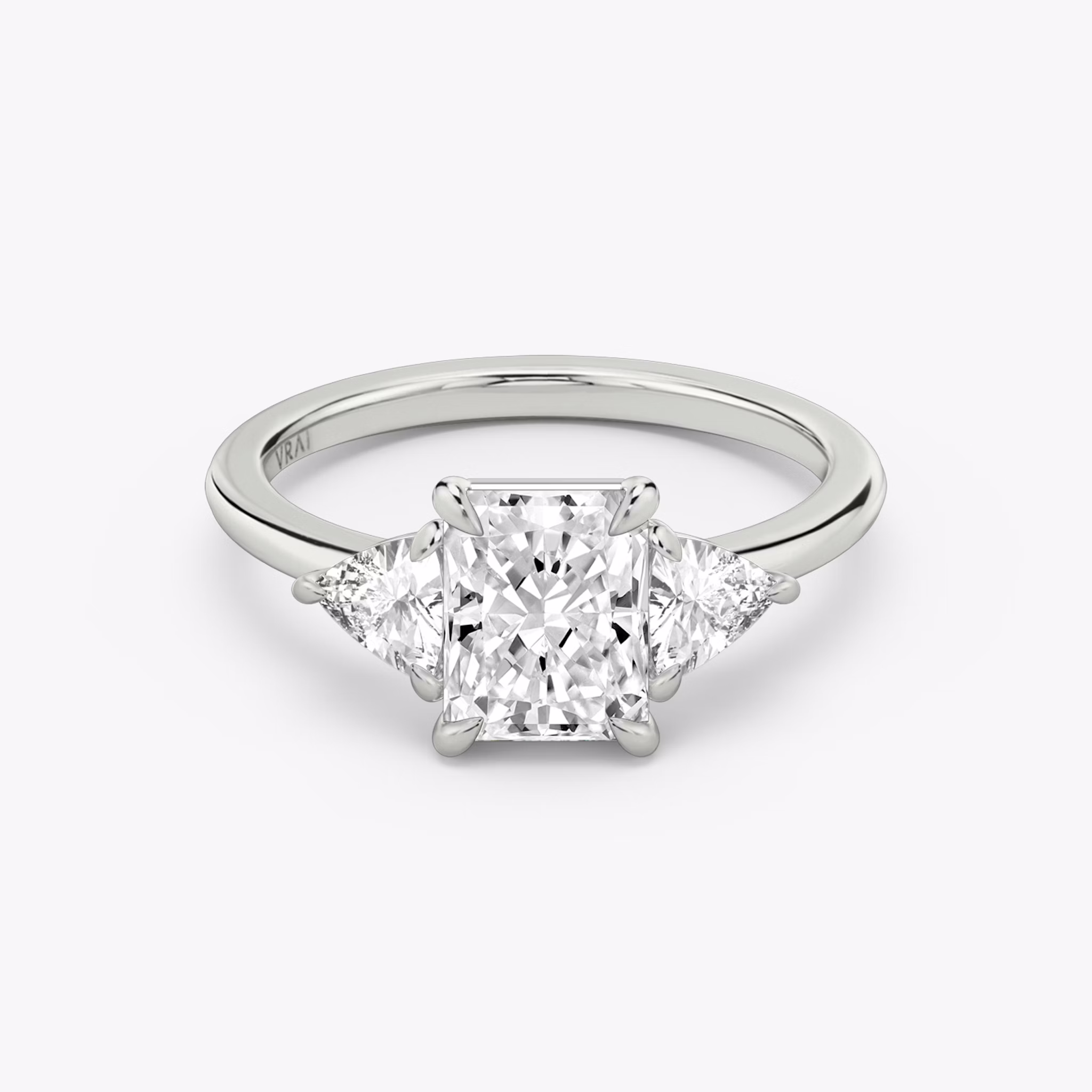 Three Stone | Radiant | Platin | bandAccent: Ohne Pavé-Besatz | sideStoneCarat: 0.25ct | sideStoneShape: Trillant | diamondOrientation: vertical | caratWeight: other