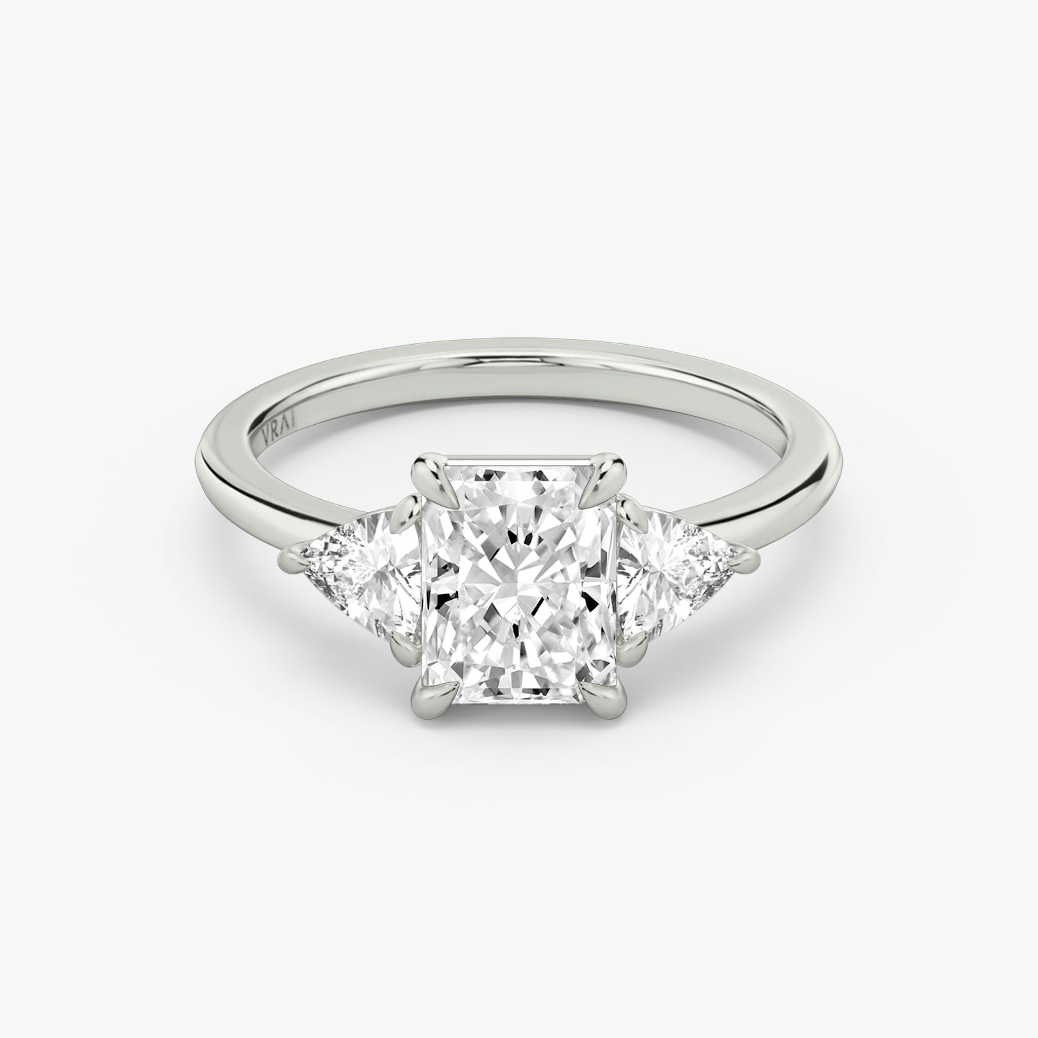 Three Stone | Radiant | Platin | bandAccent: Ohne Pavé-Besatz | sideStoneCarat: 0.25ct | sideStoneShape: Trillant | diamondOrientation: vertical | caratWeight: other