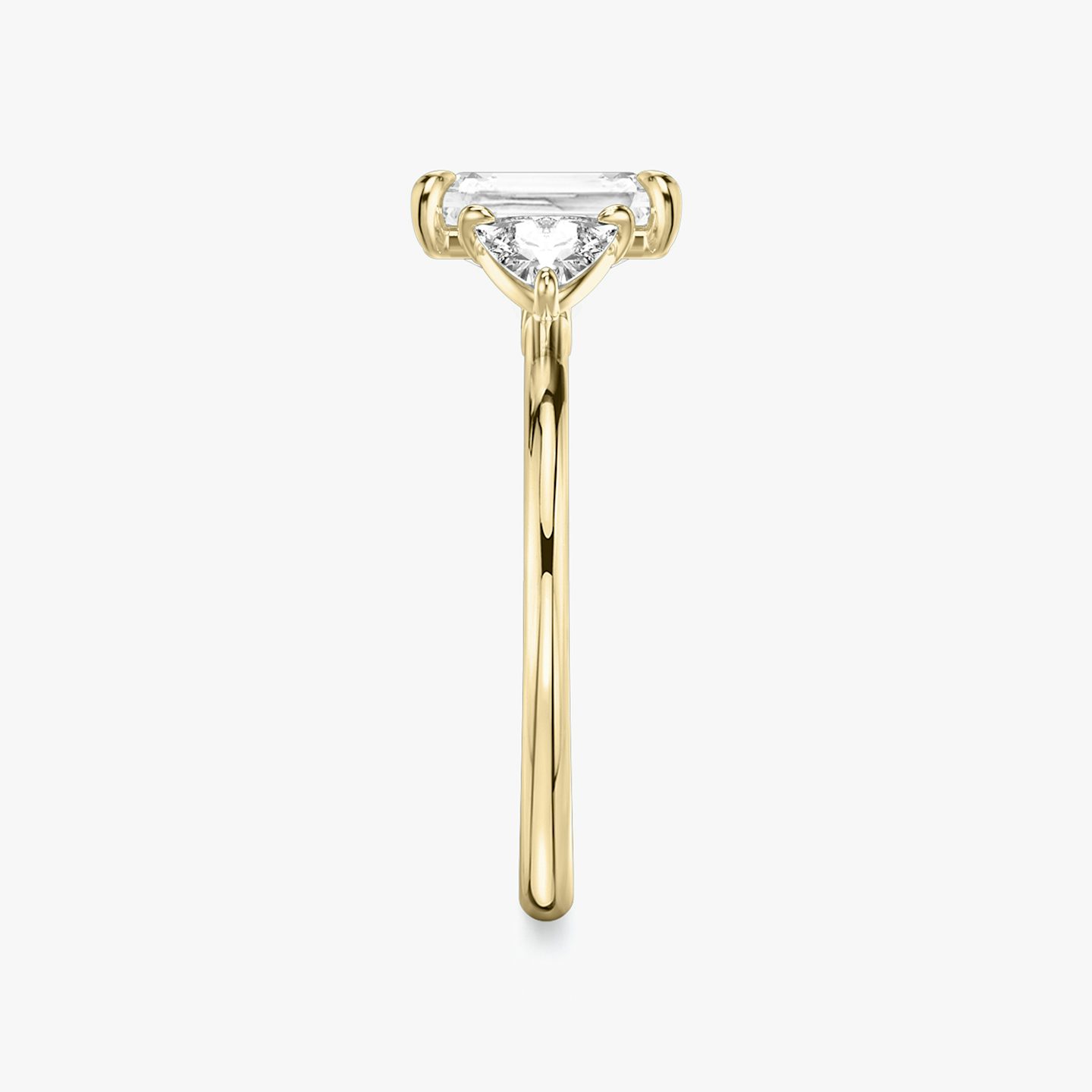 Three Stone | Radiant | 18k | Gelbgold | bandAccent: Ohne Pavé-Besatz | sideStoneCarat: 0.25ct | sideStoneShape: Trillant | diamondOrientation: vertical | caratWeight: other