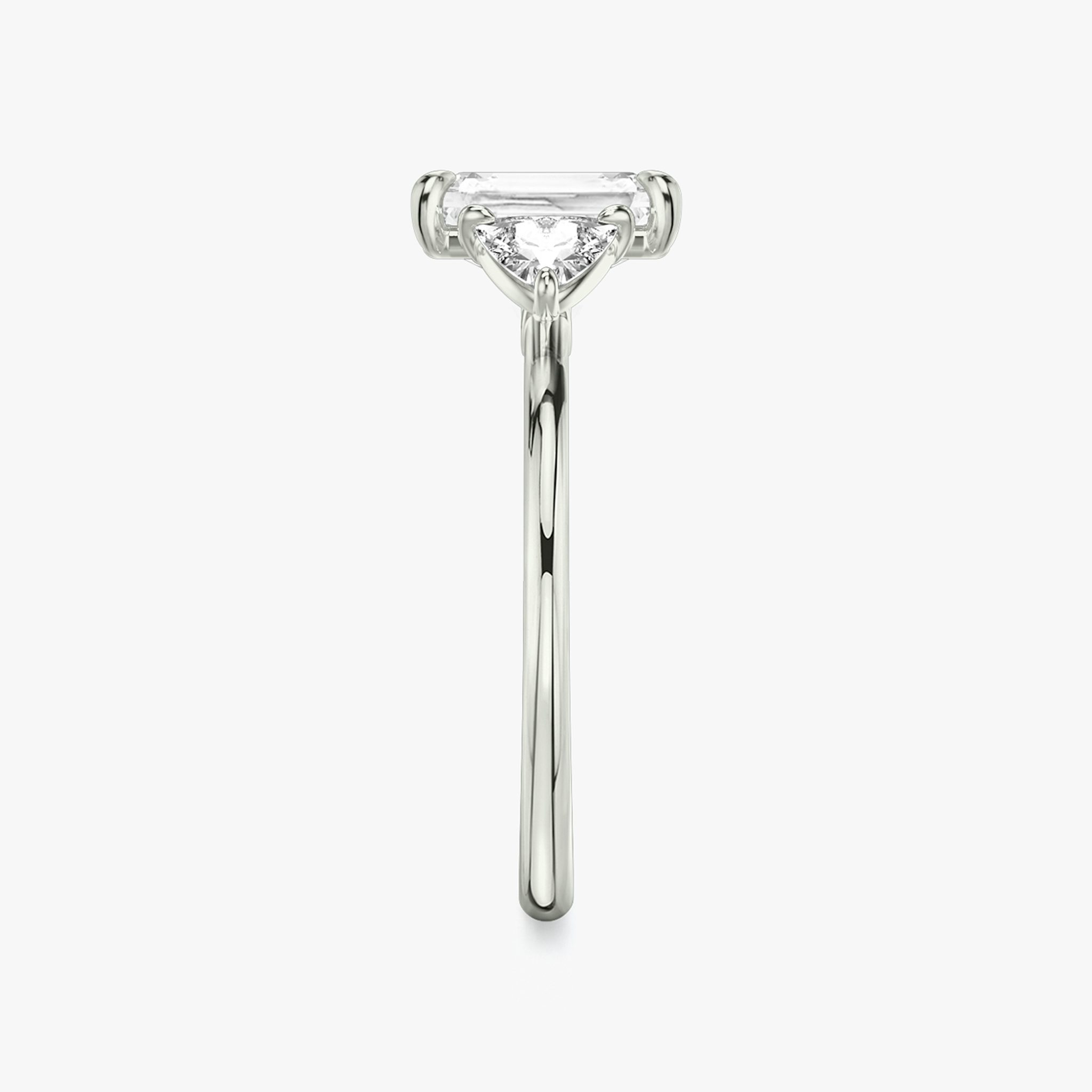 Three Stone | Radiant | Platin | bandAccent: Ohne Pavé-Besatz | sideStoneCarat: 0.25ct | sideStoneShape: Trillant | diamondOrientation: vertical | caratWeight: other