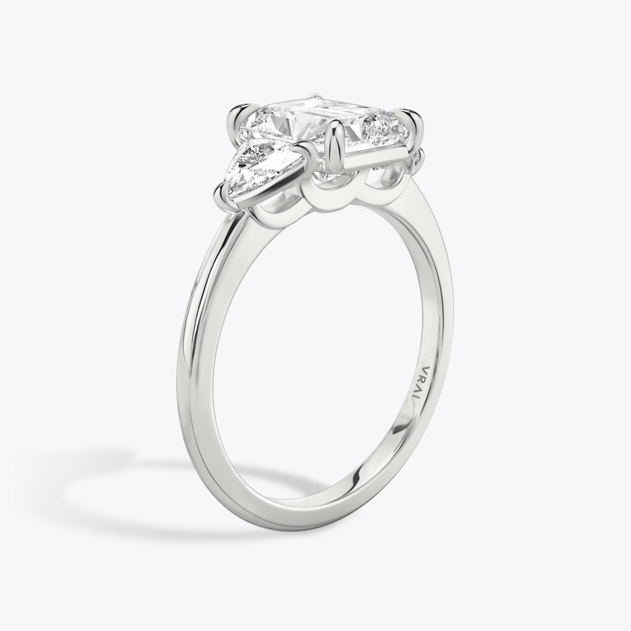 Three Stone | Radiant | Platin | bandAccent: Ohne Pavé-Besatz | sideStoneCarat: 0.25ct | sideStoneShape: Trillant | diamondOrientation: vertical | caratWeight: other