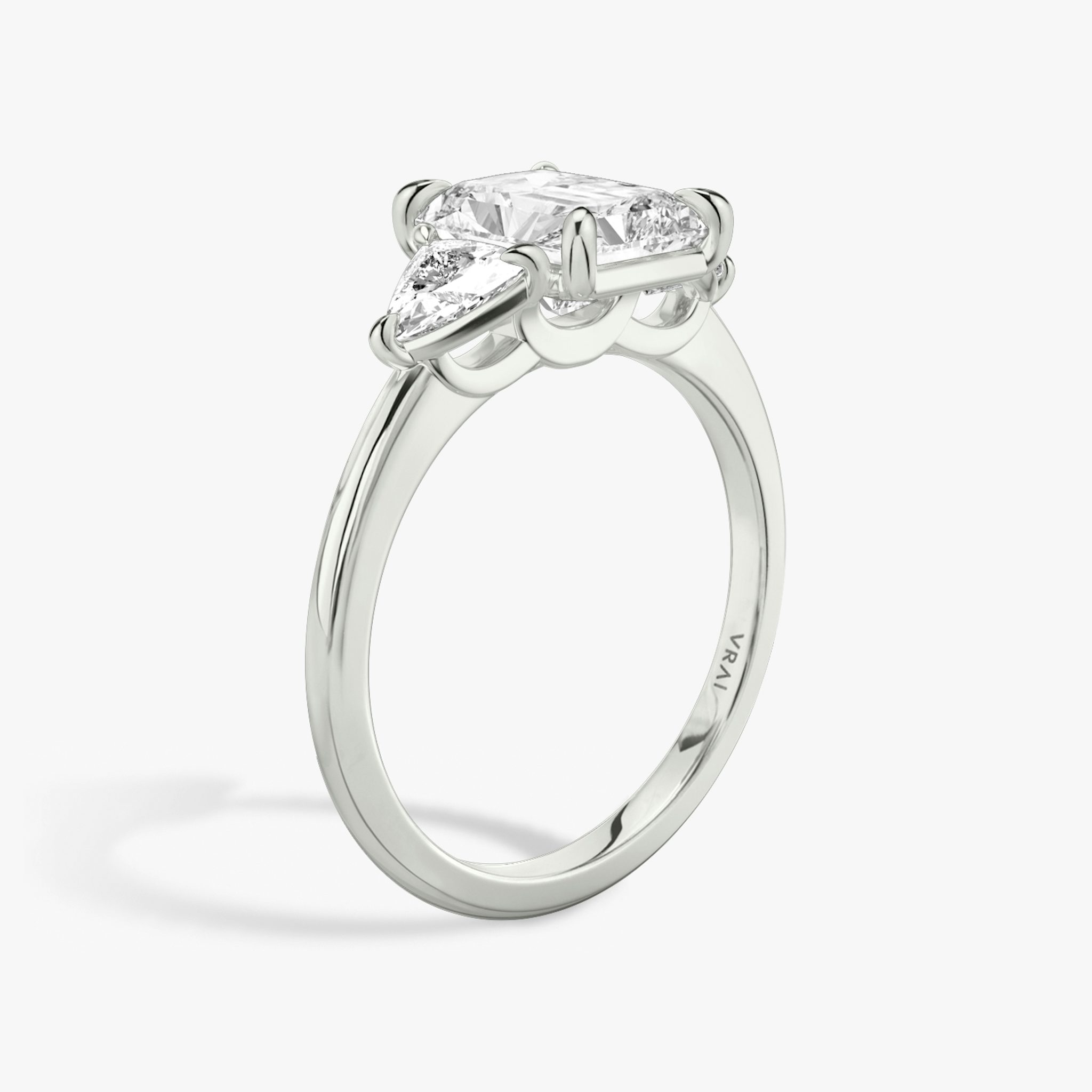 Three Stone | Radiant | Platin | bandAccent: Ohne Pavé-Besatz | sideStoneCarat: 0.25ct | sideStoneShape: Trillant | diamondOrientation: vertical | caratWeight: other