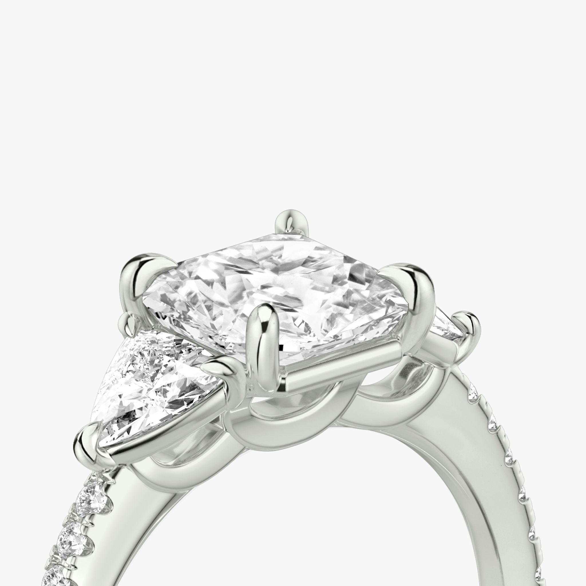 Three Stone | Asscher | Platin | bandAccent: Mit Pavé-Besatz | sideStoneCarat: 0.25ct | sideStoneShape: Trillant | diamondOrientation: vertical | caratWeight: other