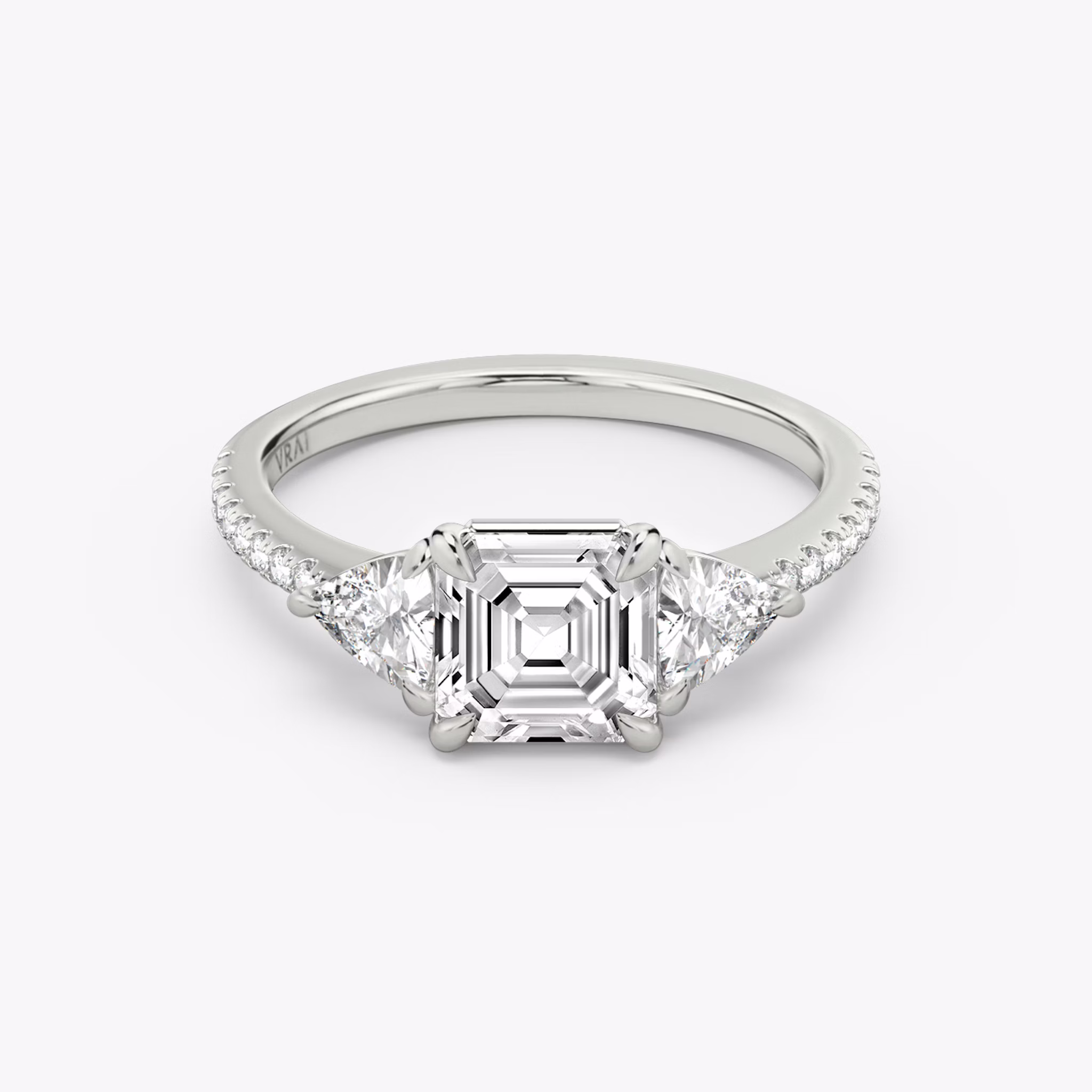 Three Stone | Asscher | Platin | bandAccent: Mit Pavé-Besatz | sideStoneCarat: 0.25ct | sideStoneShape: Trillant | diamondOrientation: vertical | caratWeight: other