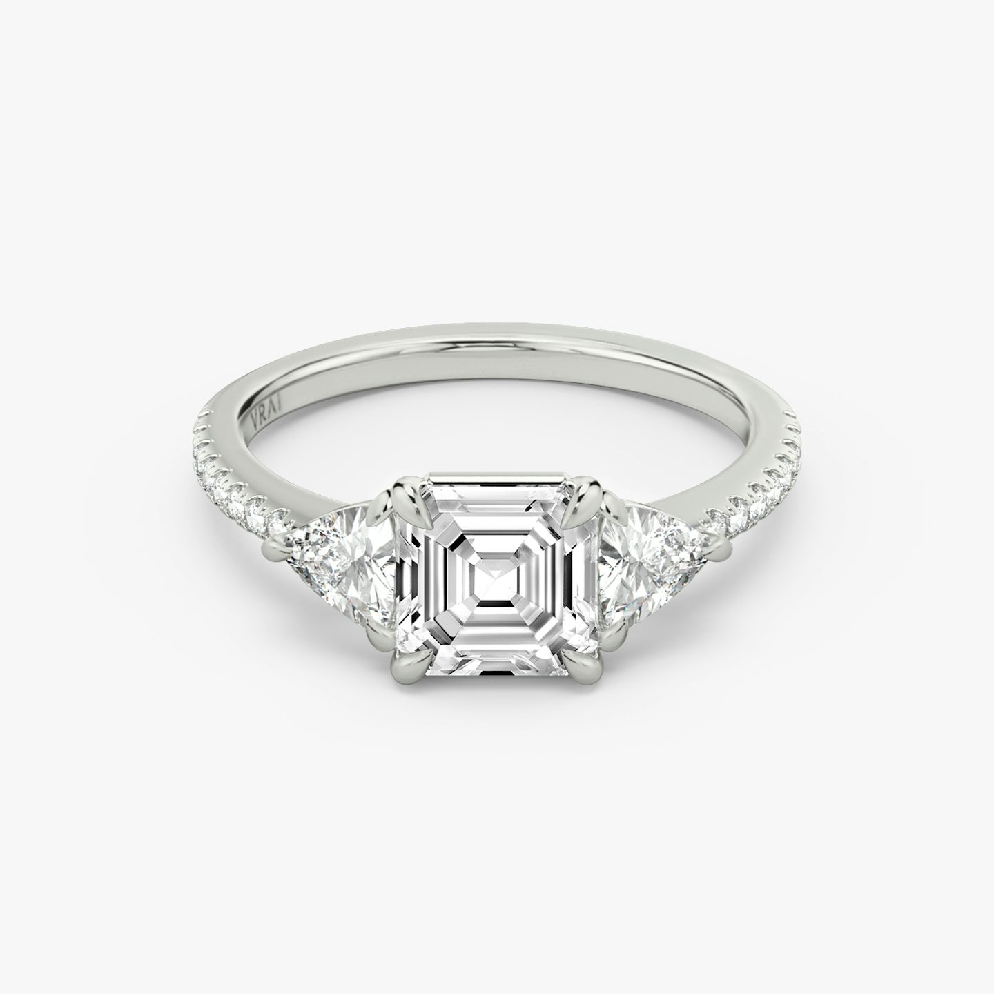 Three Stone | Asscher | 18k | Weißgold | bandAccent: Mit Pavé-Besatz | sideStoneCarat: 0.25ct | sideStoneShape: Trillant | diamondOrientation: vertical | caratWeight: other