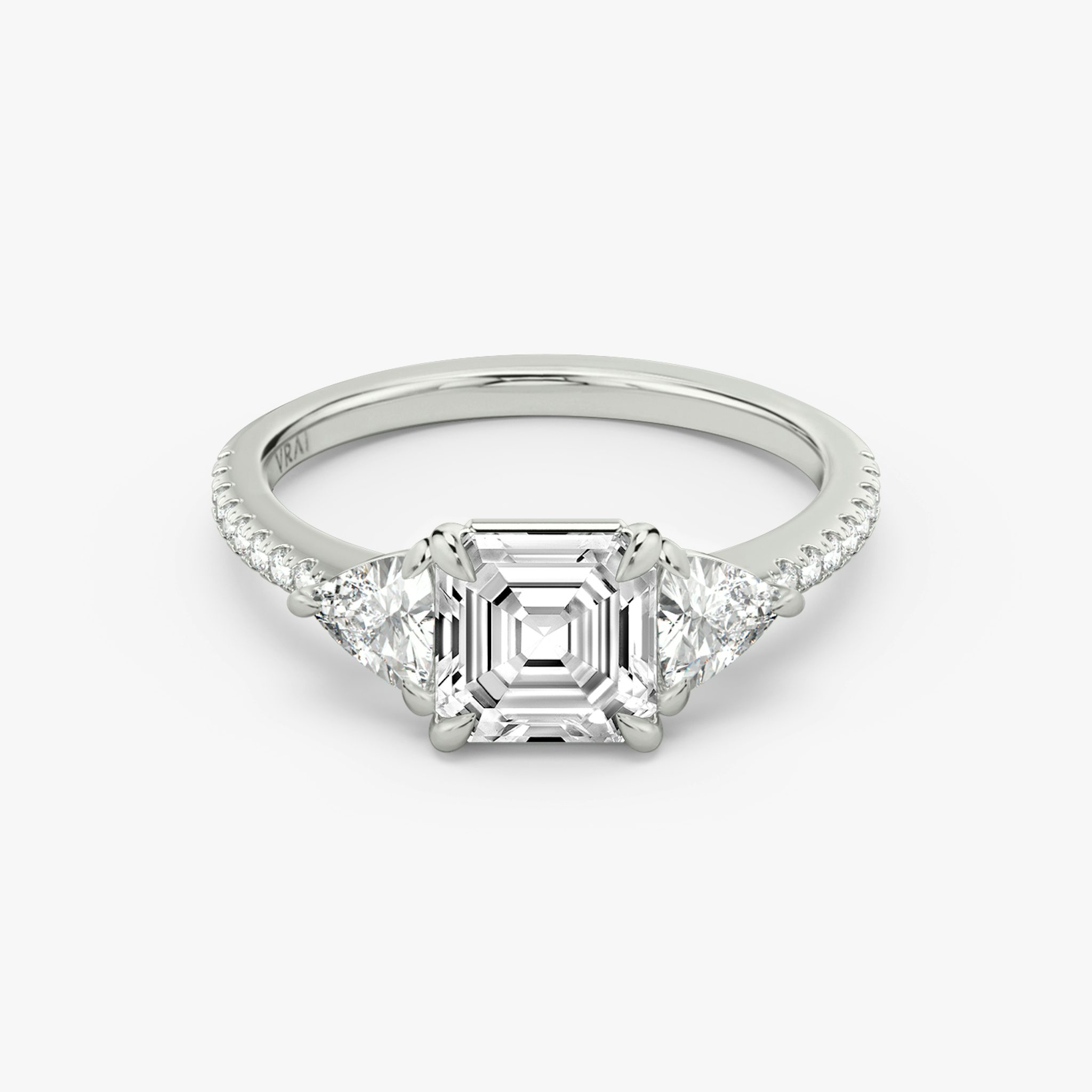 Three Stone | Asscher | Platin | bandAccent: Mit Pavé-Besatz | sideStoneCarat: 0.25ct | sideStoneShape: Trillant | diamondOrientation: vertical | caratWeight: other