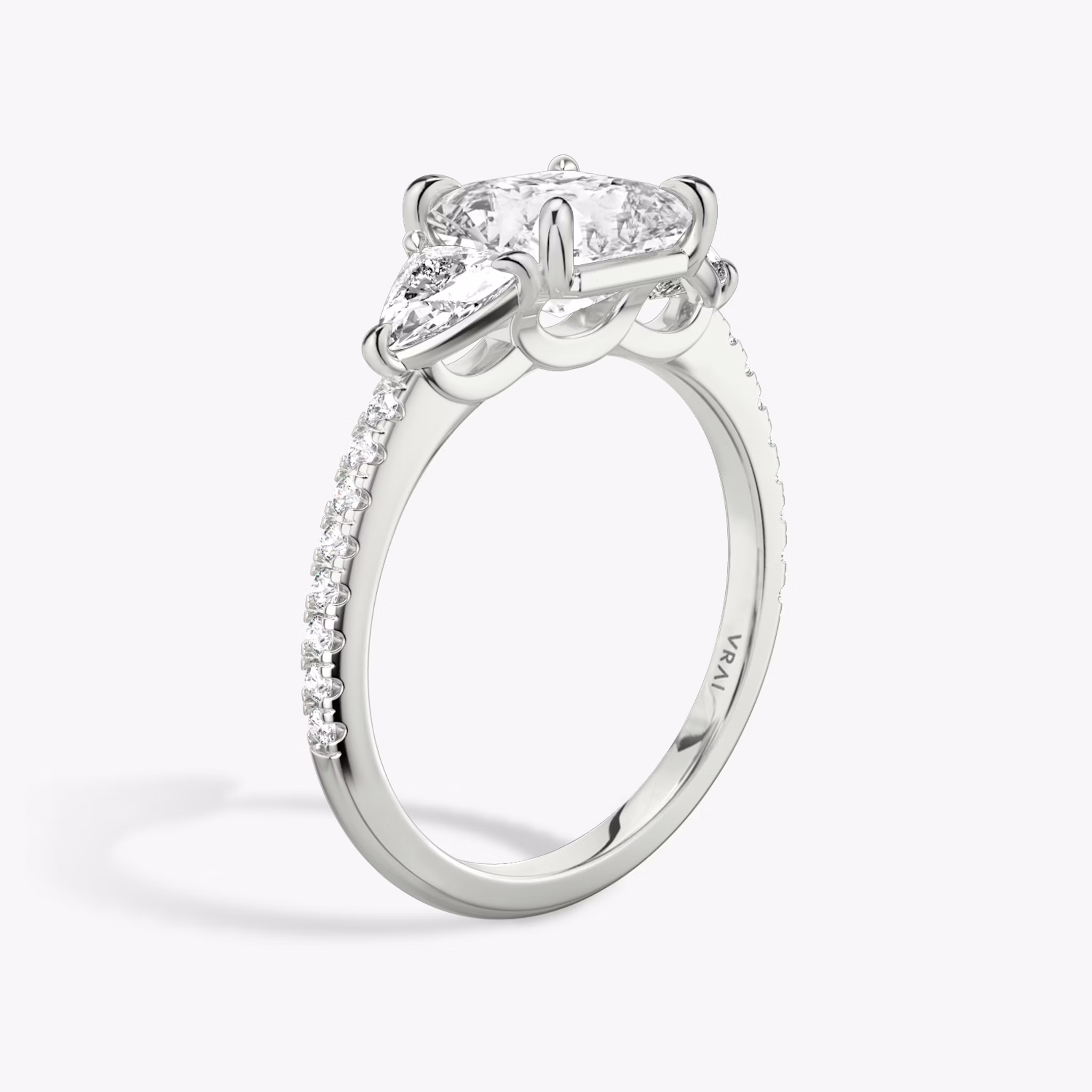 Three Stone | Asscher | Platin | bandAccent: Mit Pavé-Besatz | sideStoneCarat: 0.25ct | sideStoneShape: Trillant | diamondOrientation: vertical | caratWeight: other