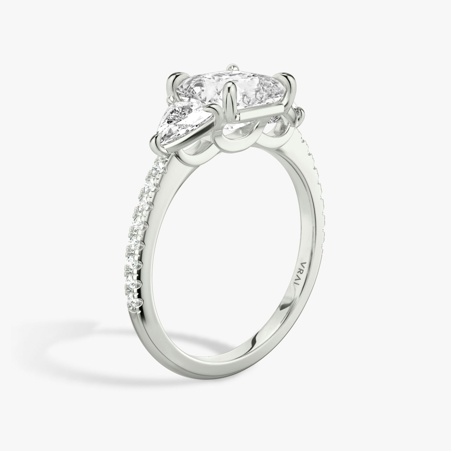 Three Stone | Asscher | 18k | Weißgold | bandAccent: Mit Pavé-Besatz | sideStoneCarat: 0.25ct | sideStoneShape: Trillant | diamondOrientation: vertical | caratWeight: other