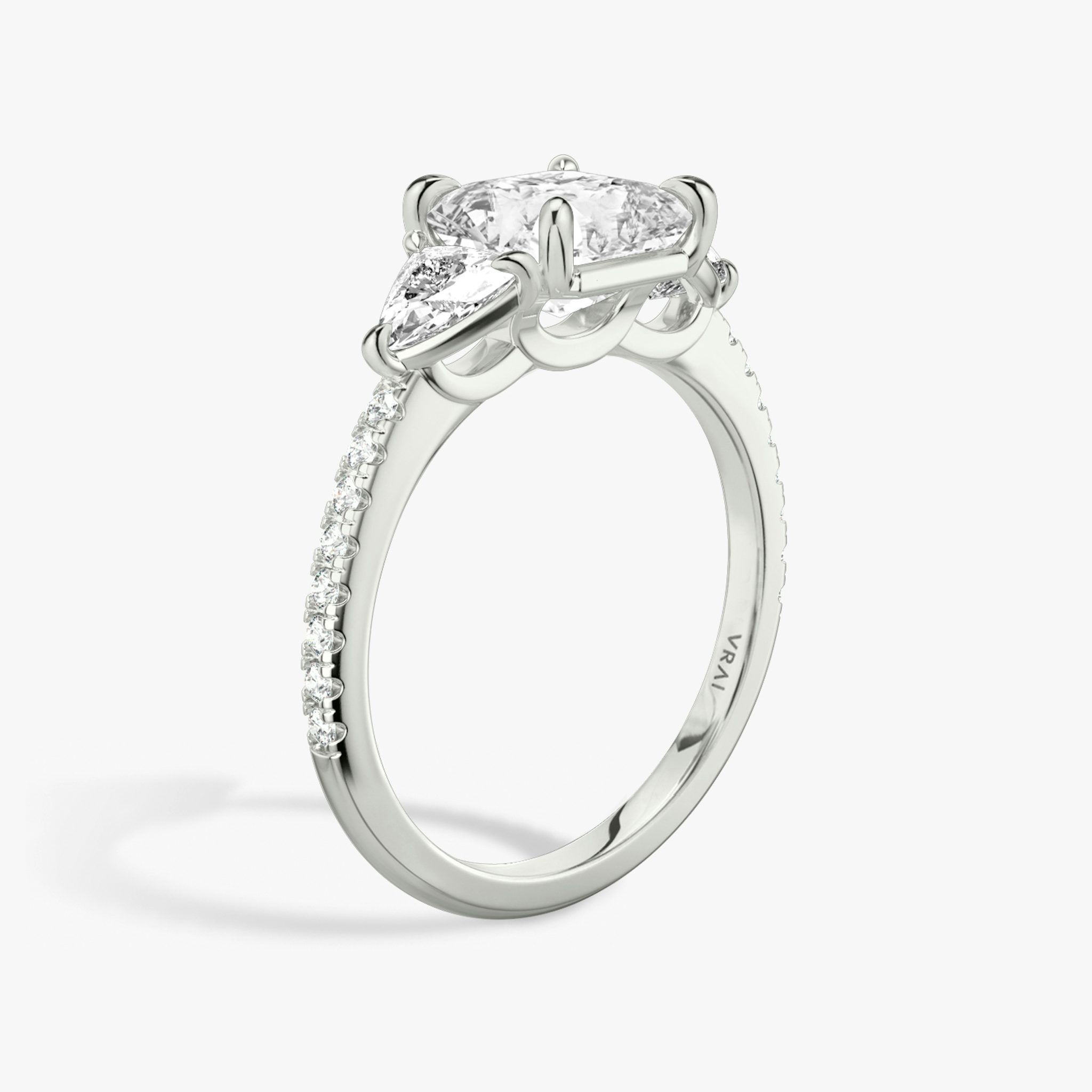 Three Stone | Asscher | Platin | bandAccent: Mit Pavé-Besatz | sideStoneCarat: 0.25ct | sideStoneShape: Trillant | diamondOrientation: vertical | caratWeight: other