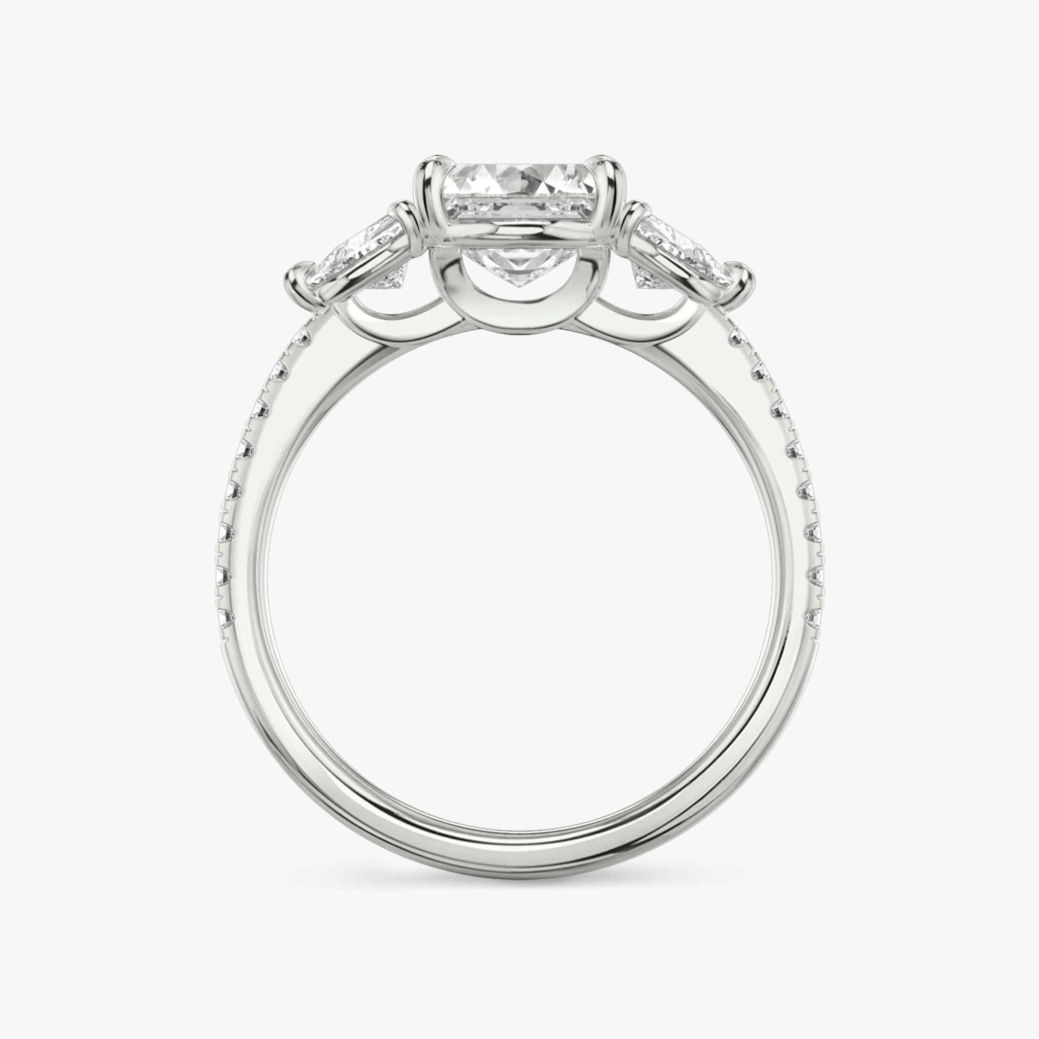 Three Stone | Asscher | Platin | bandAccent: Mit Pavé-Besatz | sideStoneCarat: 0.25ct | sideStoneShape: Trillant | diamondOrientation: vertical | caratWeight: other