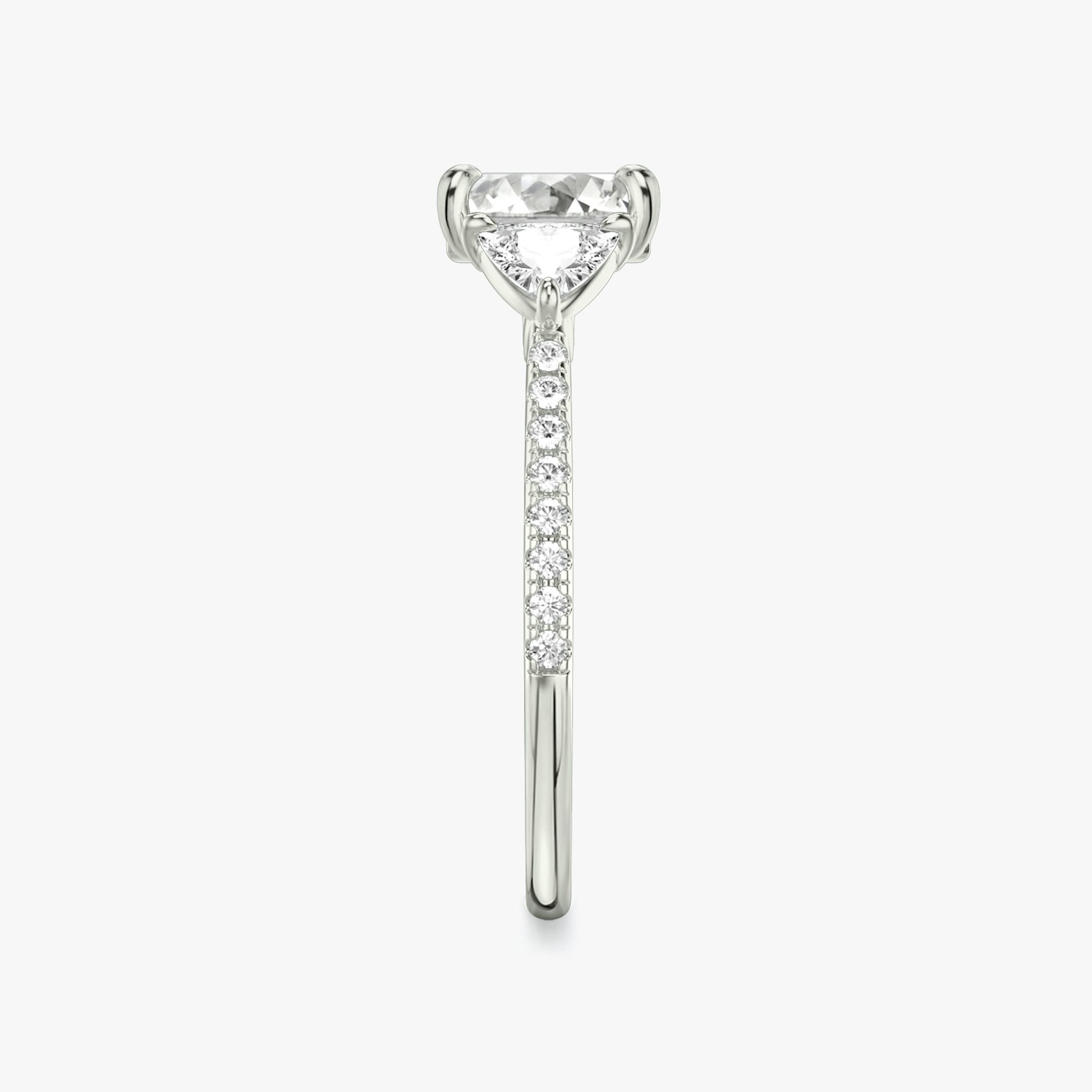 Three Stone | Asscher | Platin | bandAccent: Mit Pavé-Besatz | sideStoneCarat: 0.25ct | sideStoneShape: Trillant | diamondOrientation: vertical | caratWeight: other