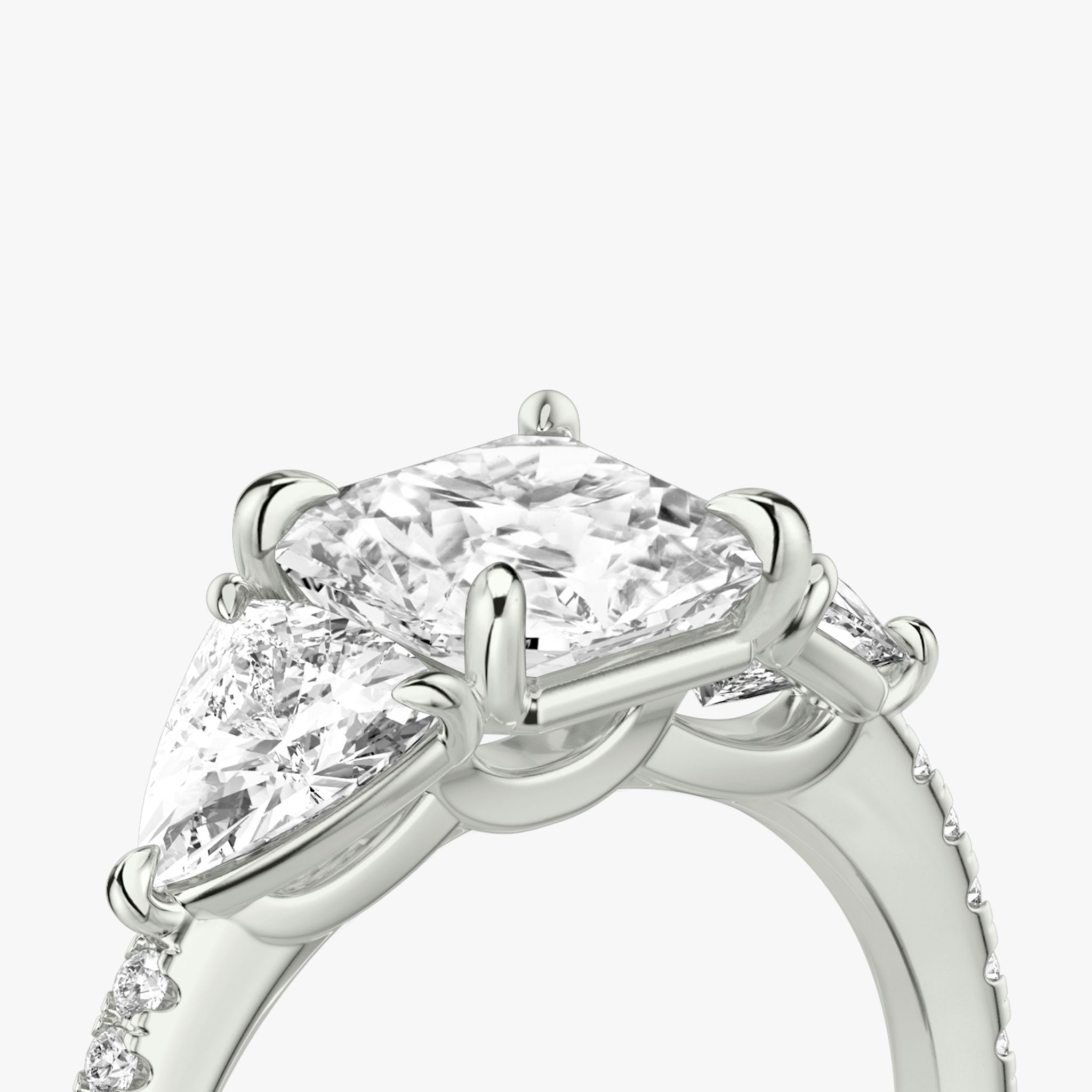 Three Stone | Asscher | Platin | bandAccent: Mit Pavé-Besatz | sideStoneCarat: 0.50ct | sideStoneShape: Trillant | diamondOrientation: vertical | caratWeight: other