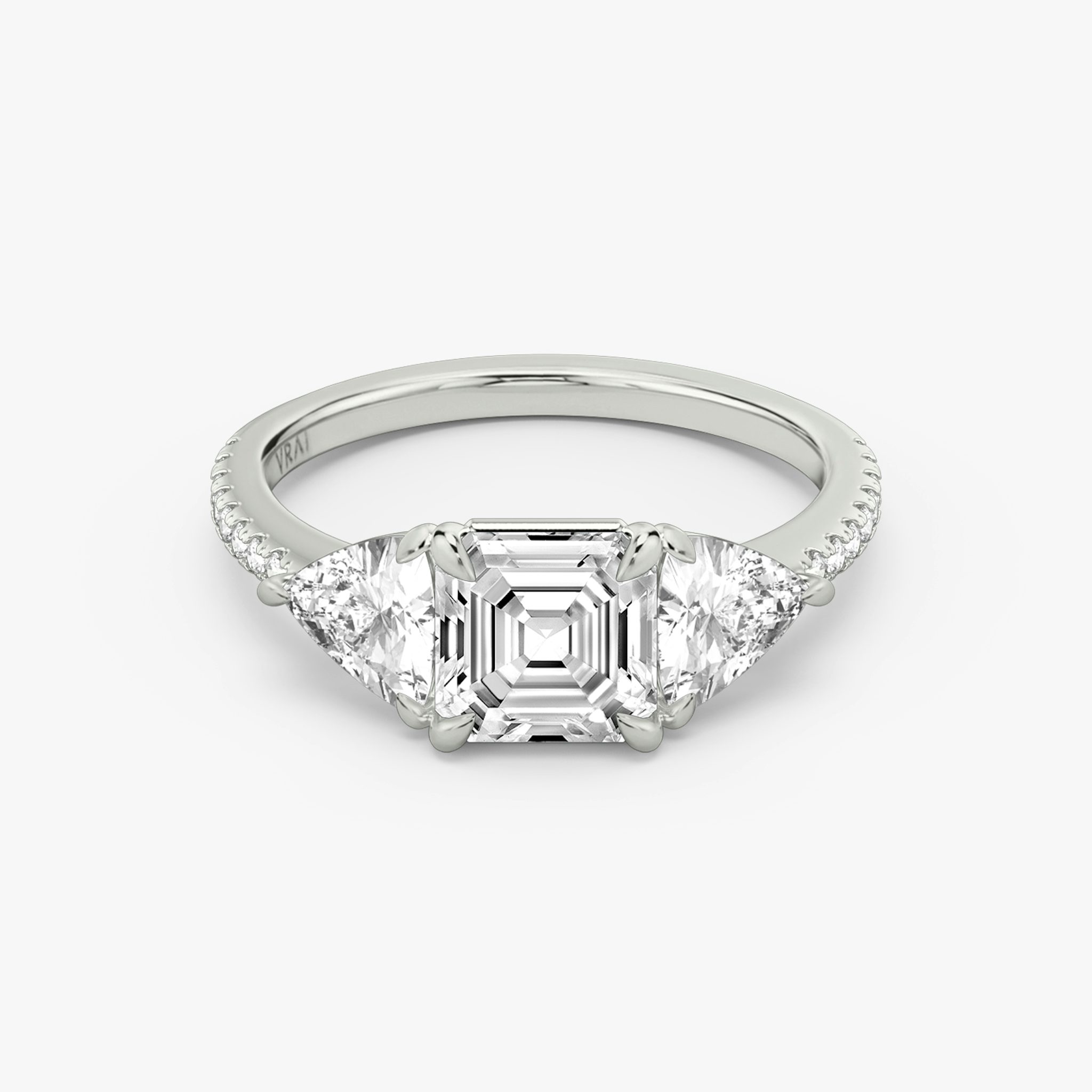 Three Stone | Asscher | Platin | bandAccent: Mit Pavé-Besatz | sideStoneCarat: 0.50ct | sideStoneShape: Trillant | diamondOrientation: vertical | caratWeight: other
