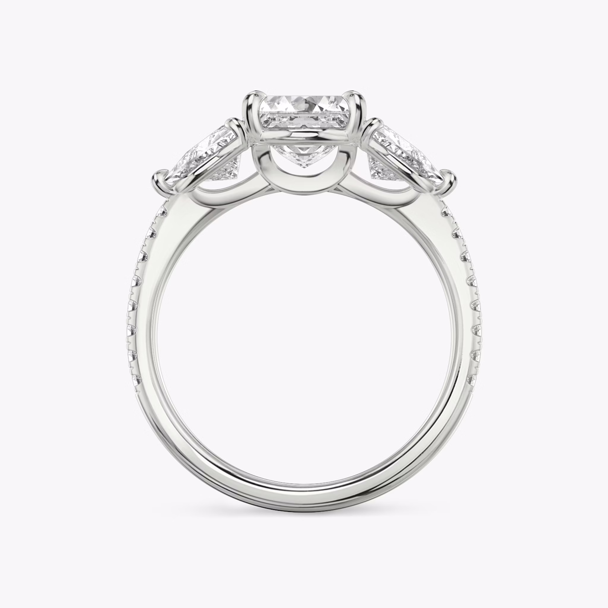 Three Stone | Asscher | Platin | bandAccent: Mit Pavé-Besatz | sideStoneCarat: 0.50ct | sideStoneShape: Trillant | diamondOrientation: vertical | caratWeight: other