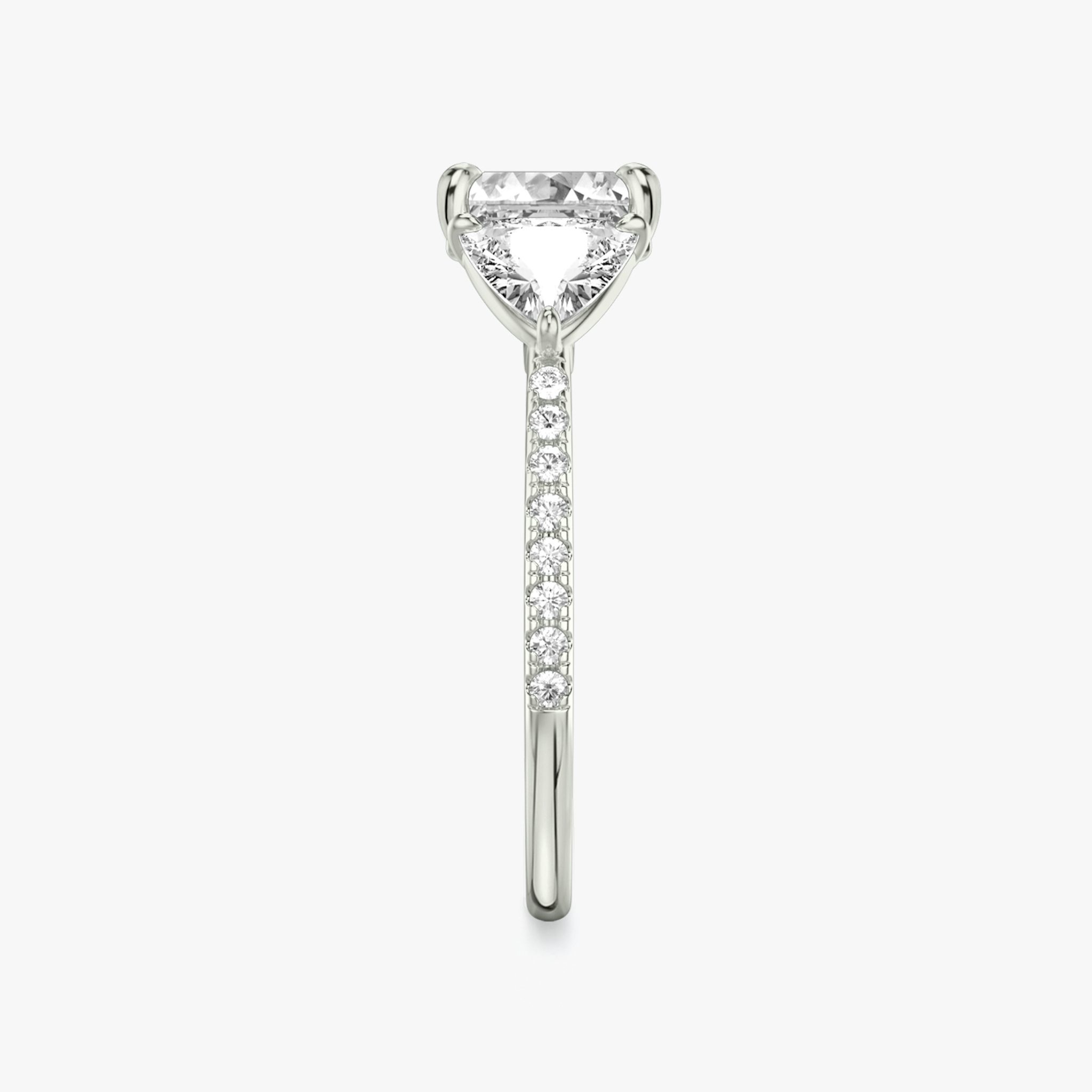 Three Stone | Asscher | Platin | bandAccent: Mit Pavé-Besatz | sideStoneCarat: 0.50ct | sideStoneShape: Trillant | diamondOrientation: vertical | caratWeight: other