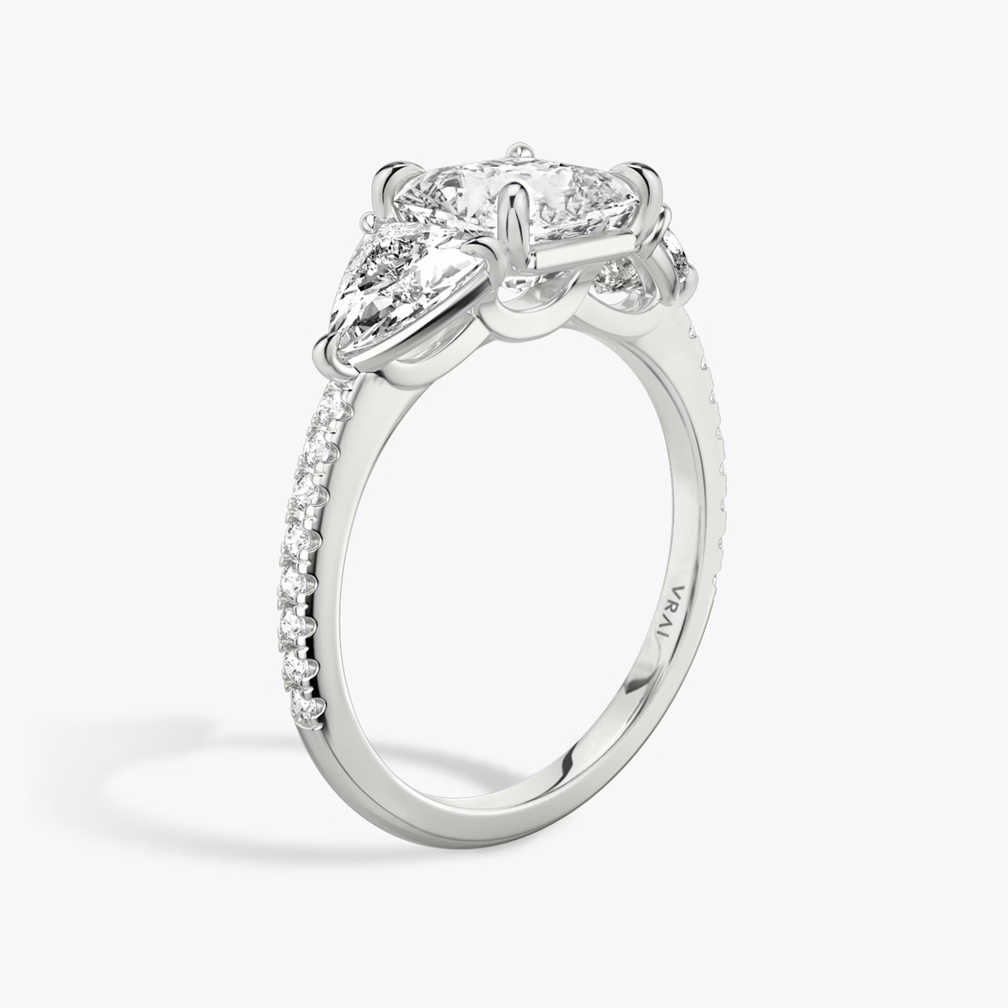 Three Stone | Asscher | Platin | bandAccent: Mit Pavé-Besatz | sideStoneCarat: 0.50ct | sideStoneShape: Trillant | diamondOrientation: vertical | caratWeight: other