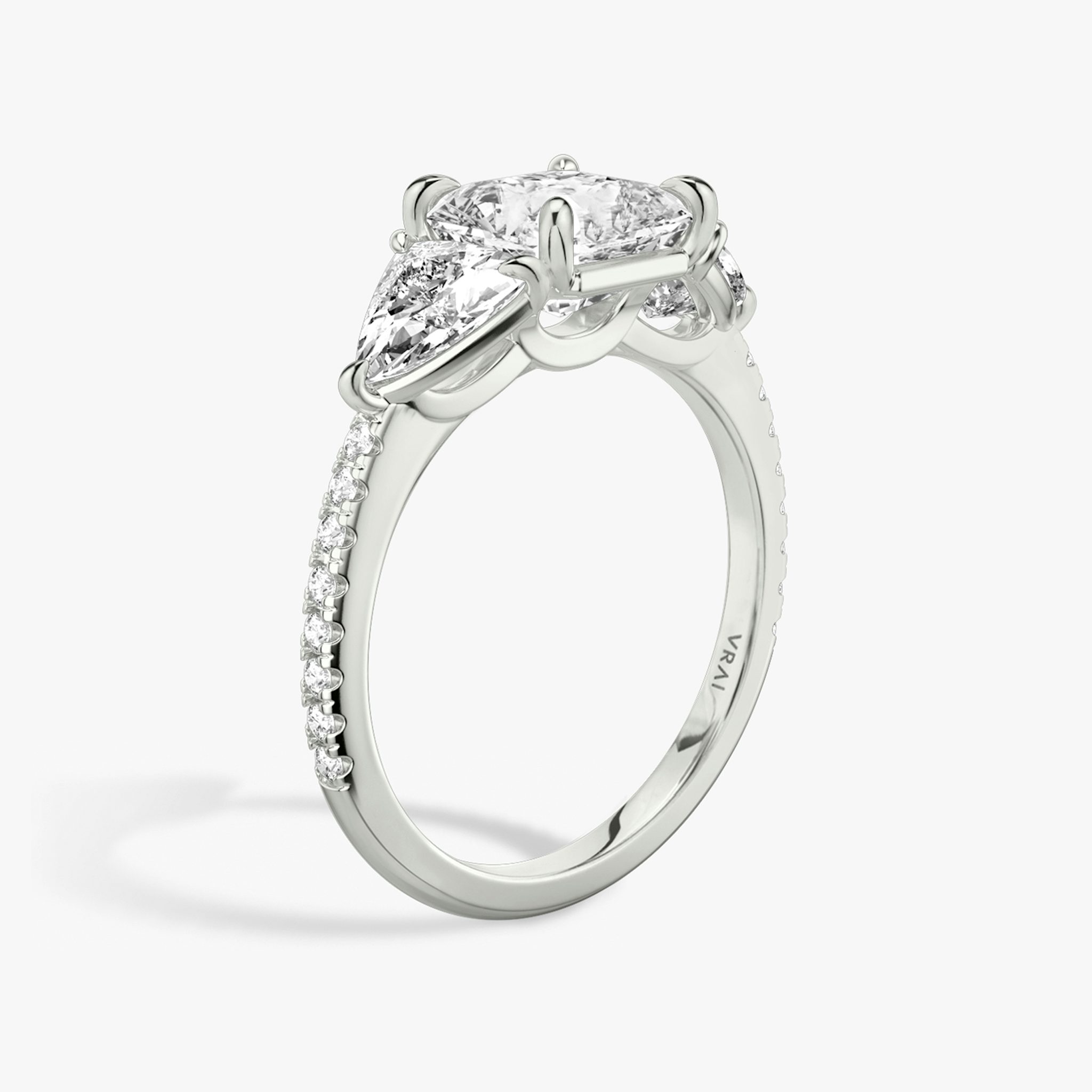 Three Stone | Asscher | Platin | bandAccent: Mit Pavé-Besatz | sideStoneCarat: 0.50ct | sideStoneShape: Trillant | diamondOrientation: vertical | caratWeight: other