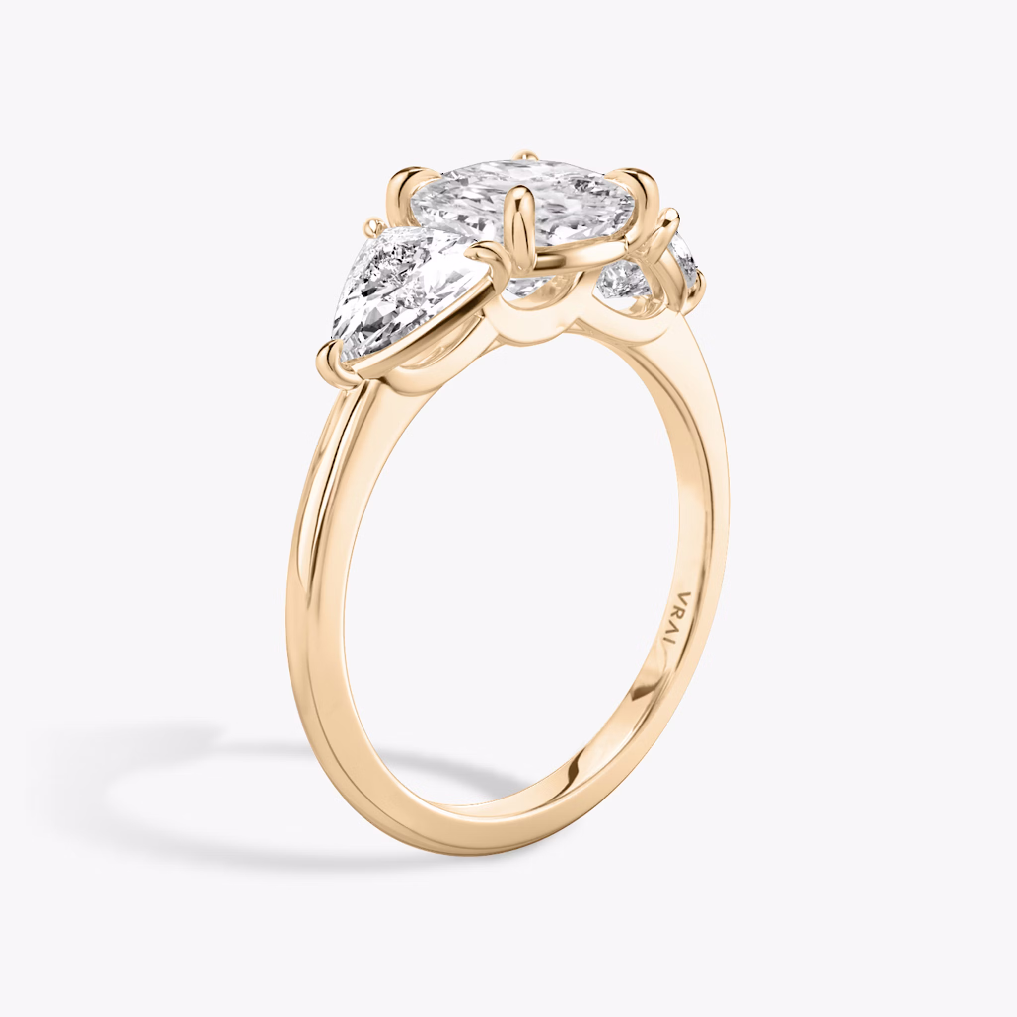 Three Stone | Cushion | 14k | Roségold | bandAccent: Ohne Pavé-Besatz | sideStoneCarat: 0.50ct | sideStoneShape: Trillant | diamondOrientation: vertical | caratWeight: other