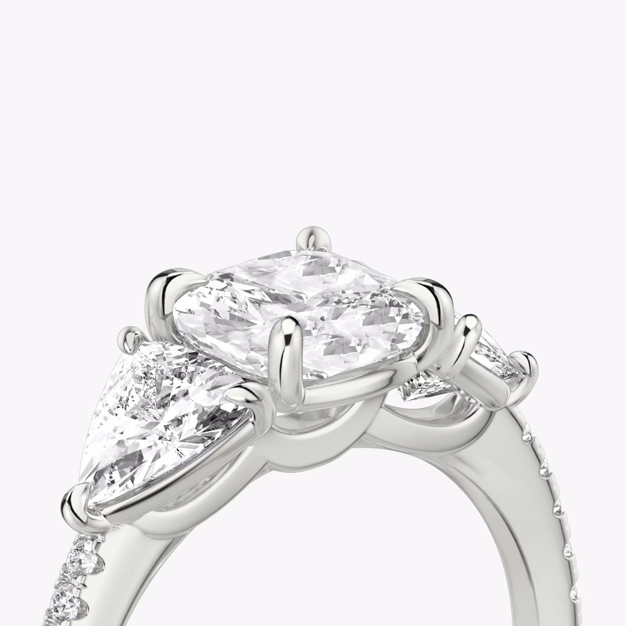 Three Stone | Cushion | 18k | Weißgold | bandAccent: Mit Pavé-Besatz | sideStoneCarat: 0.50ct | sideStoneShape: Trillant | diamondOrientation: vertical | caratWeight: other