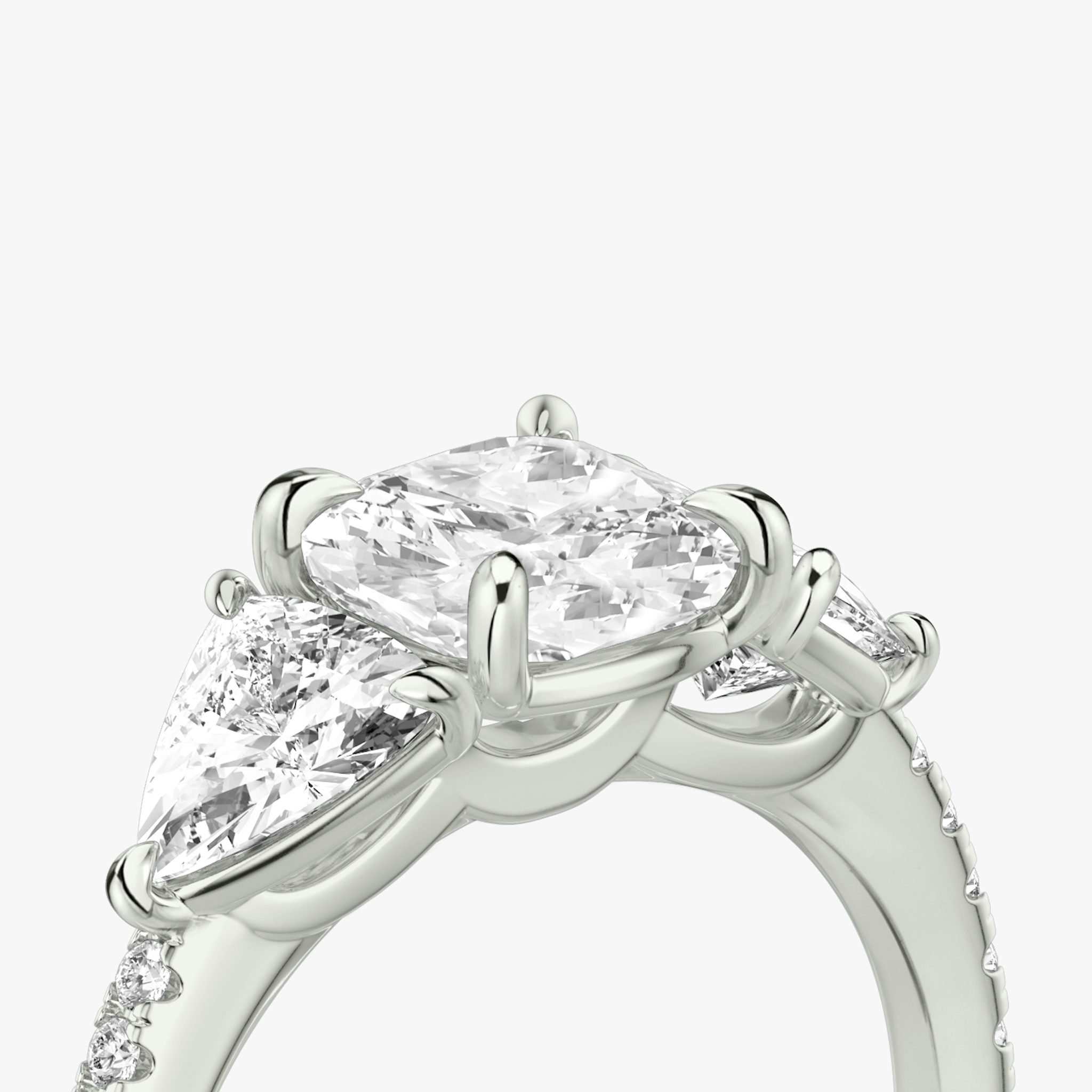 Three Stone | Cushion | 18k | Weißgold | bandAccent: Mit Pavé-Besatz | sideStoneCarat: 0.50ct | sideStoneShape: Trillant | diamondOrientation: vertical | caratWeight: other