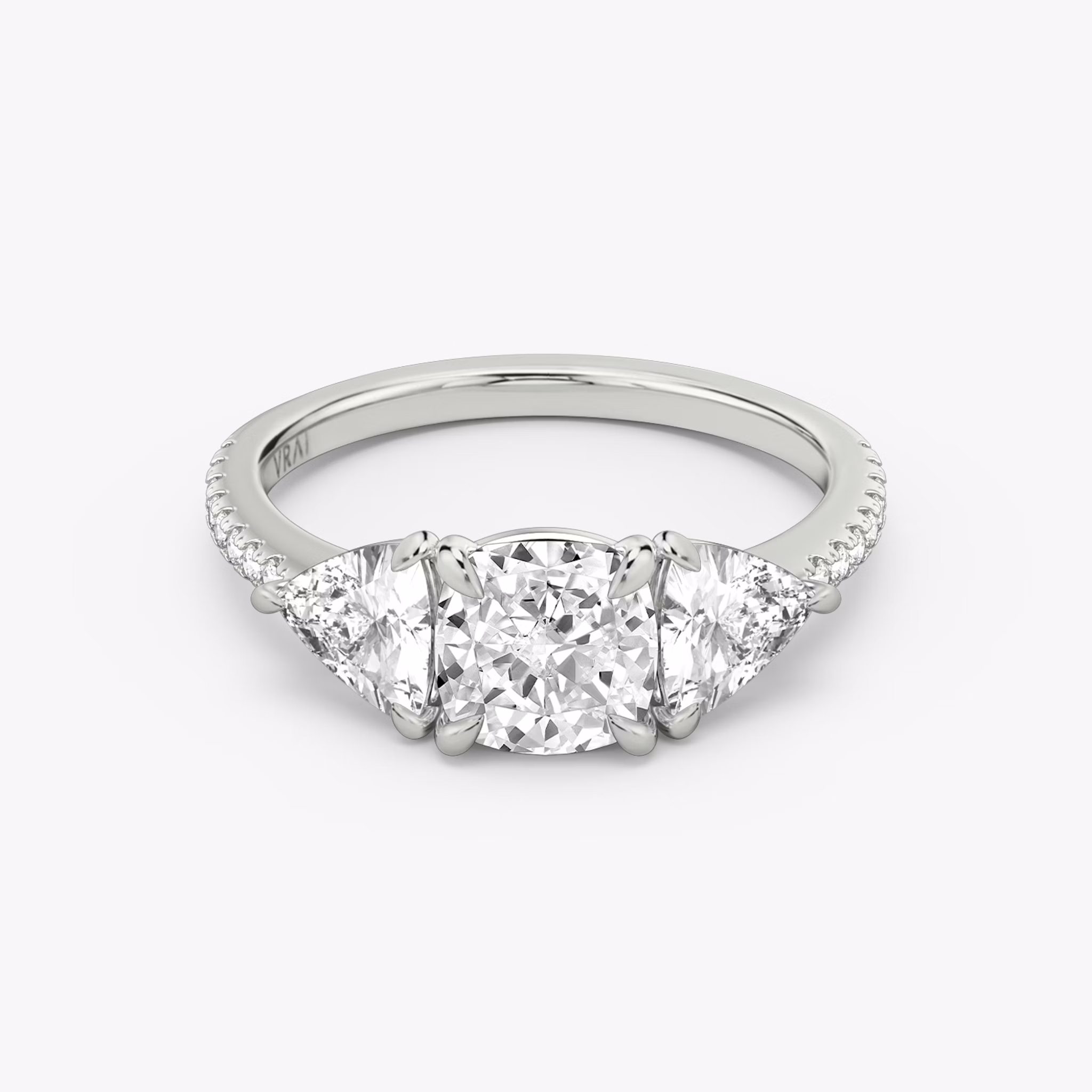 Three Stone | Cushion | 18k | Weißgold | bandAccent: Mit Pavé-Besatz | sideStoneCarat: 0.50ct | sideStoneShape: Trillant | diamondOrientation: vertical | caratWeight: other