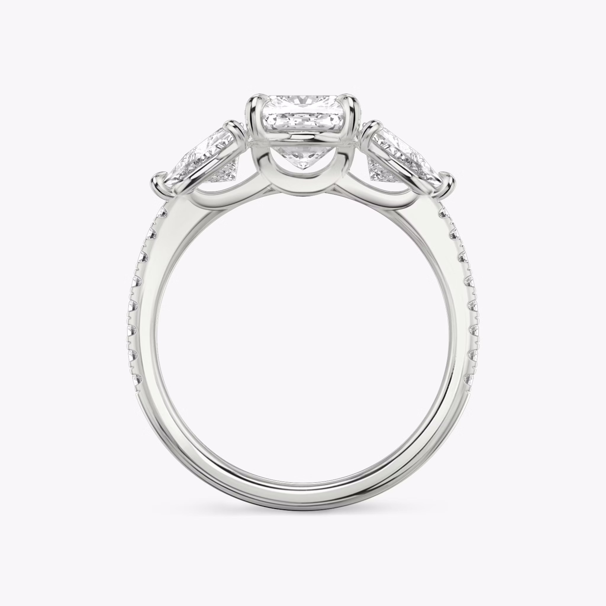 Three Stone | Cushion | 18k | Weißgold | bandAccent: Mit Pavé-Besatz | sideStoneCarat: 0.50ct | sideStoneShape: Trillant | diamondOrientation: vertical | caratWeight: other