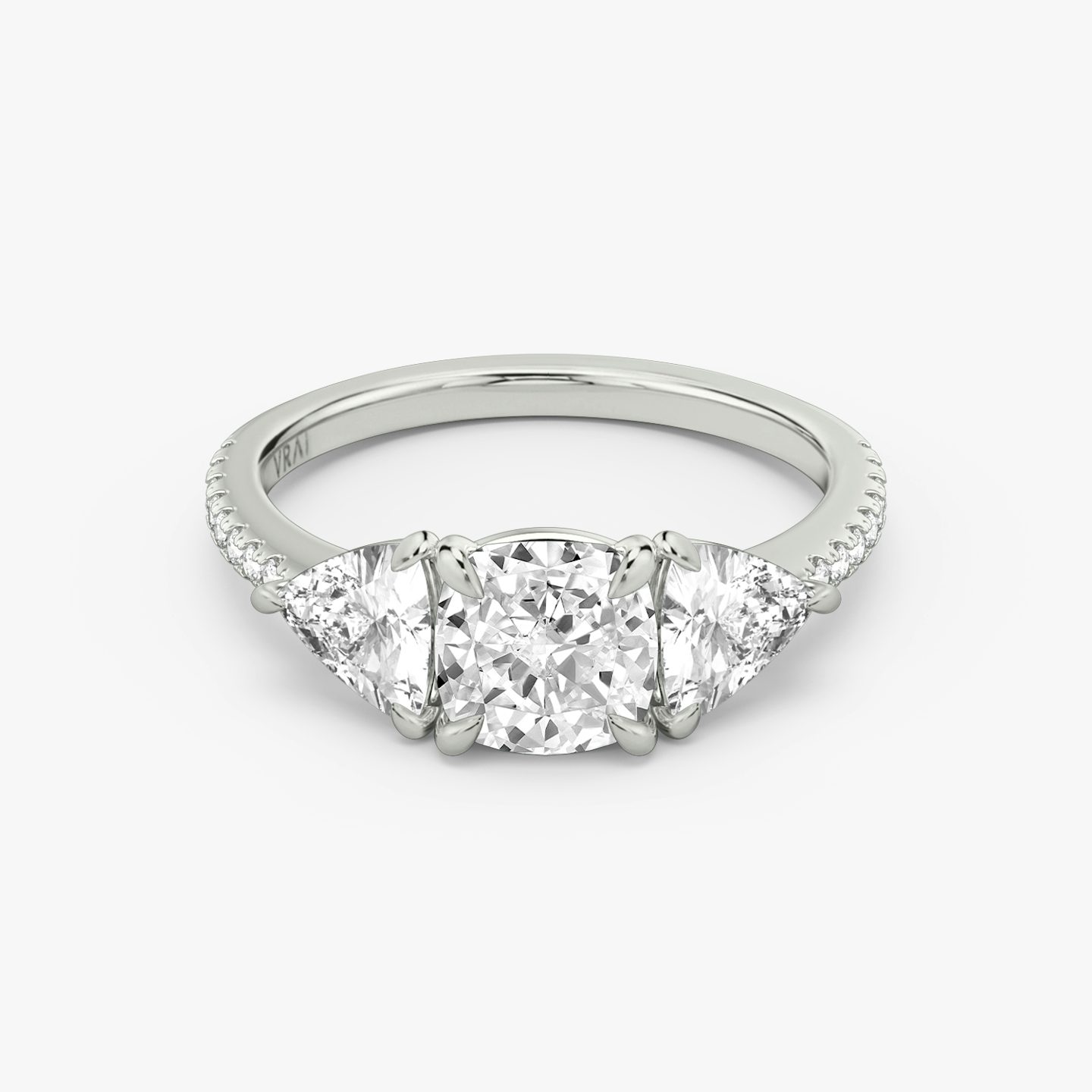 Three Stone | Cushion | Platin | bandAccent: Mit Pavé-Besatz | sideStoneCarat: 0.50ct | sideStoneShape: Trillant | diamondOrientation: vertical | caratWeight: other