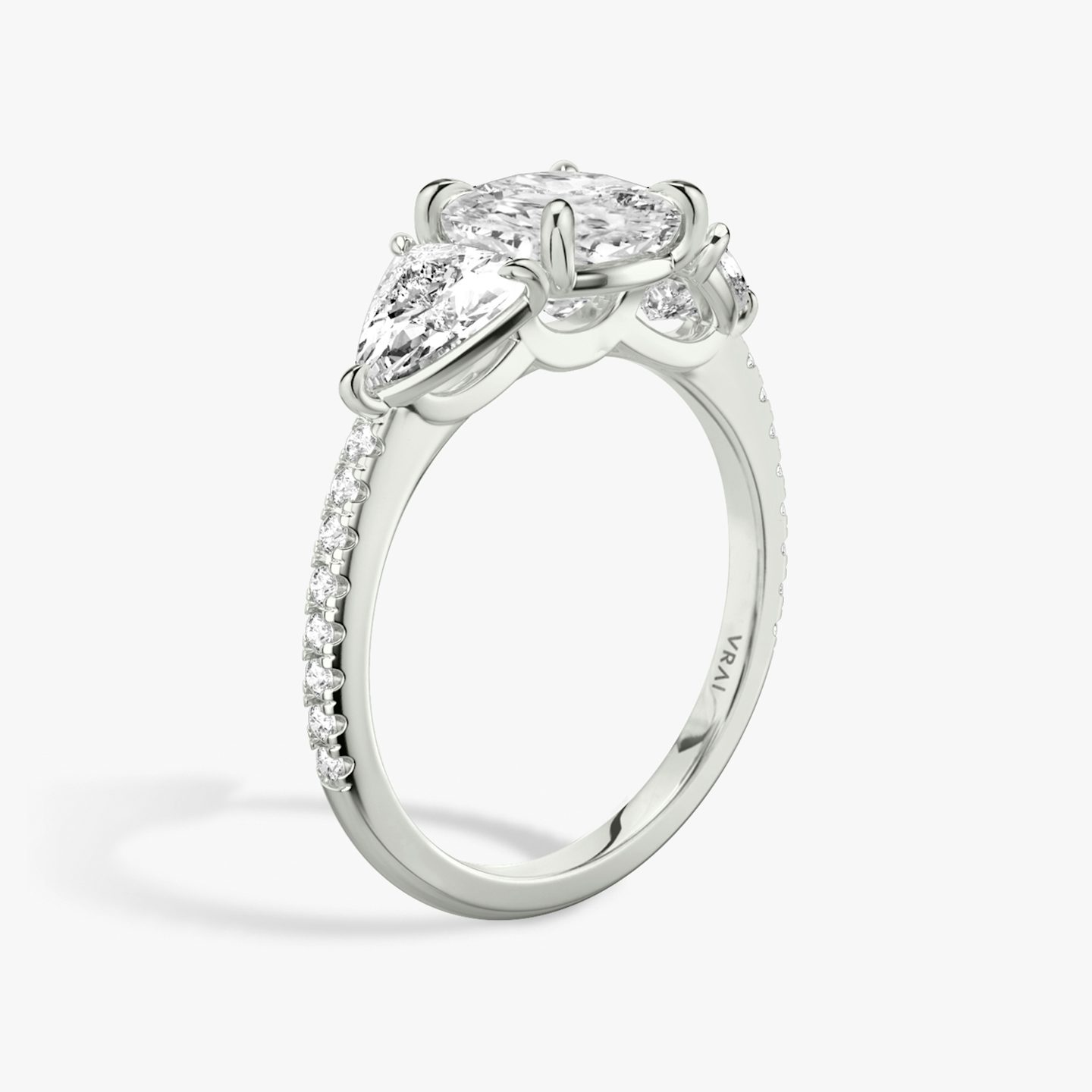 Three Stone | Cushion | Platin | bandAccent: Mit Pavé-Besatz | sideStoneCarat: 0.50ct | sideStoneShape: Trillant | diamondOrientation: vertical | caratWeight: other