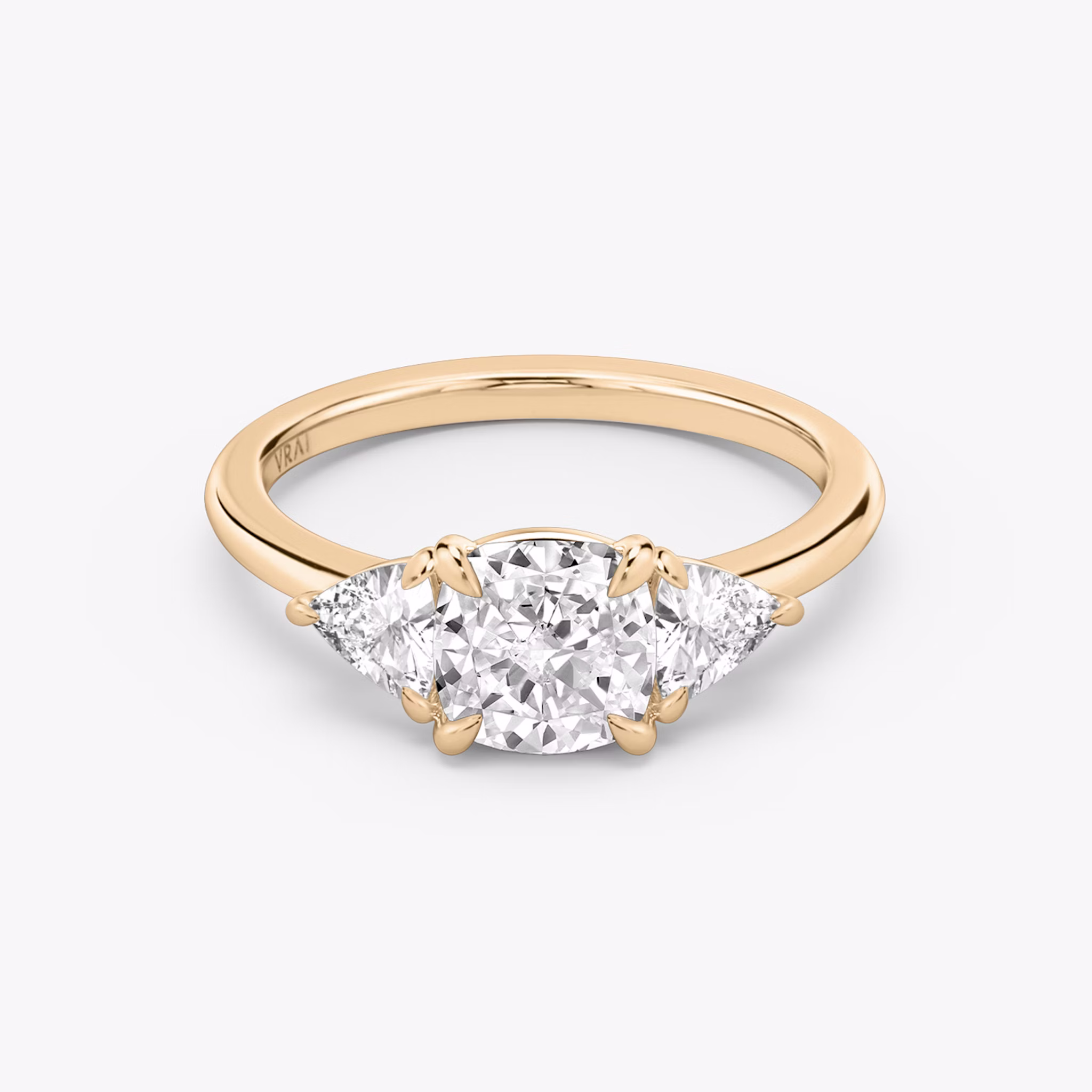 Anillo de compromiso Three Stone | Cojín | 14k | Oro rosa | bandAccent: Simple | sideStoneCarat: 0.25ct | sideStoneShape: Trillón | diamondOrientation: vertical | caratWeight: other