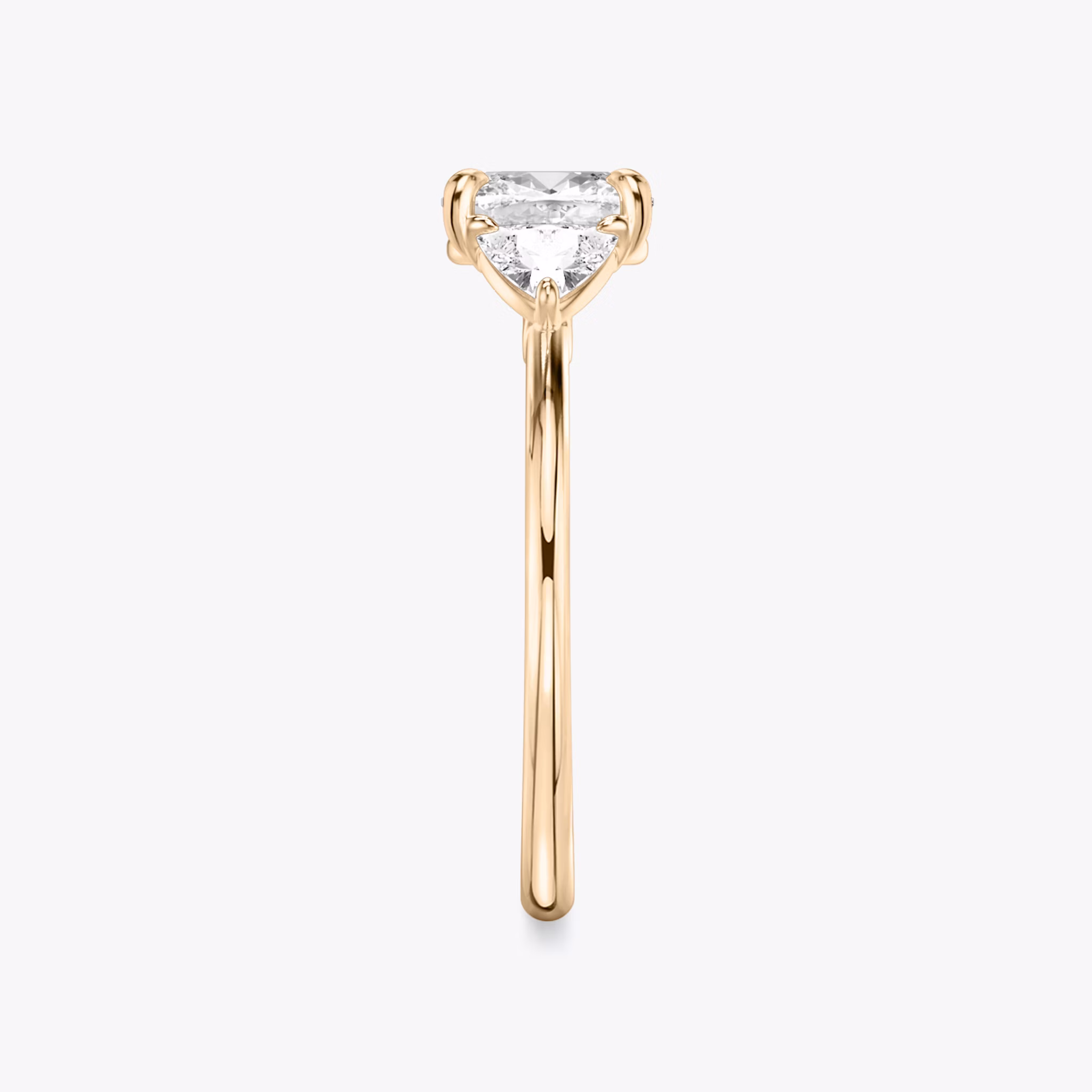 Anillo de compromiso Three Stone | Cojín | 14k | Oro rosa | bandAccent: Simple | sideStoneCarat: 0.25ct | sideStoneShape: Trillón | diamondOrientation: vertical | caratWeight: other