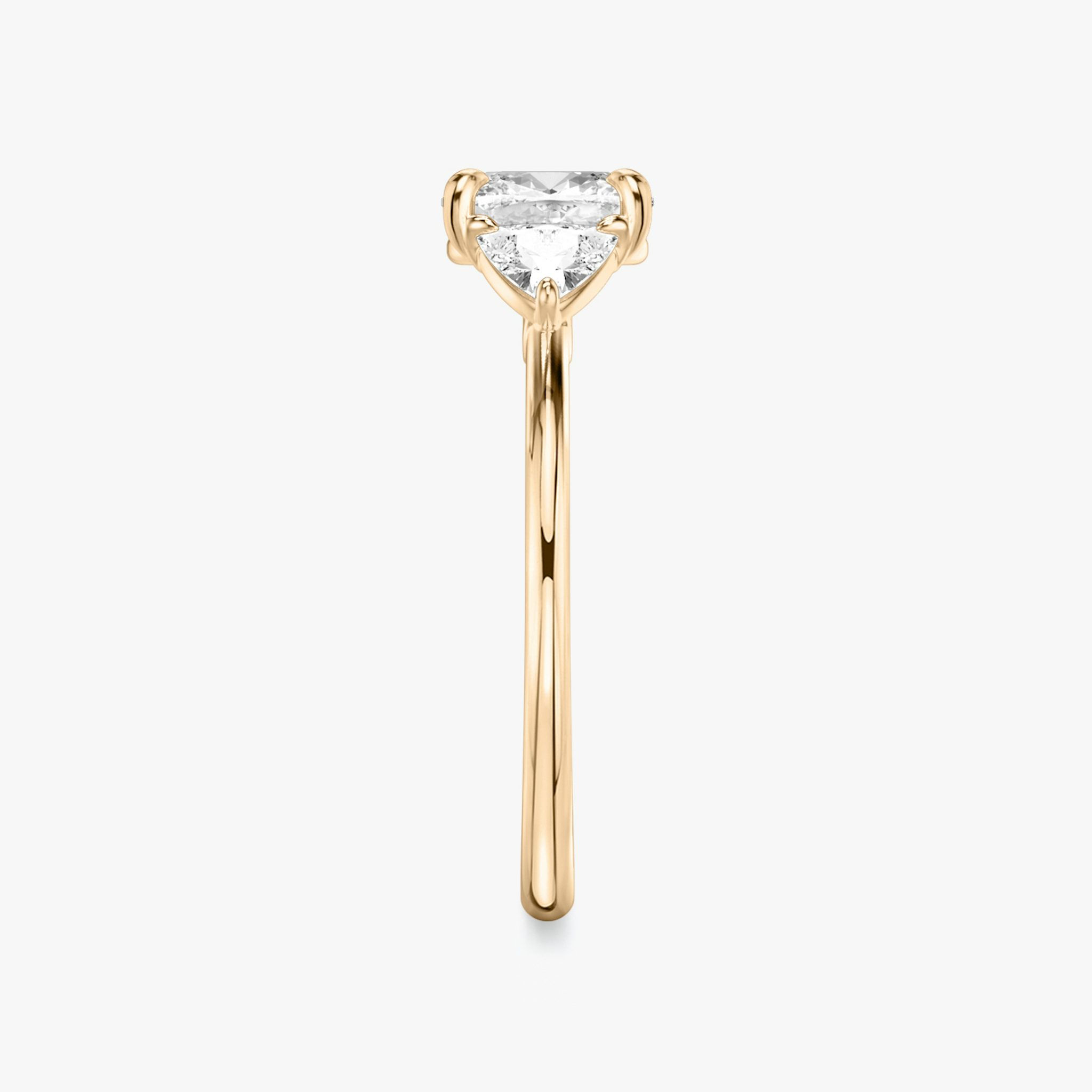 Anillo de compromiso Three Stone | Cojín | 14k | Oro rosa | bandAccent: Simple | sideStoneCarat: 0.25ct | sideStoneShape: Trillón | diamondOrientation: vertical | caratWeight: other