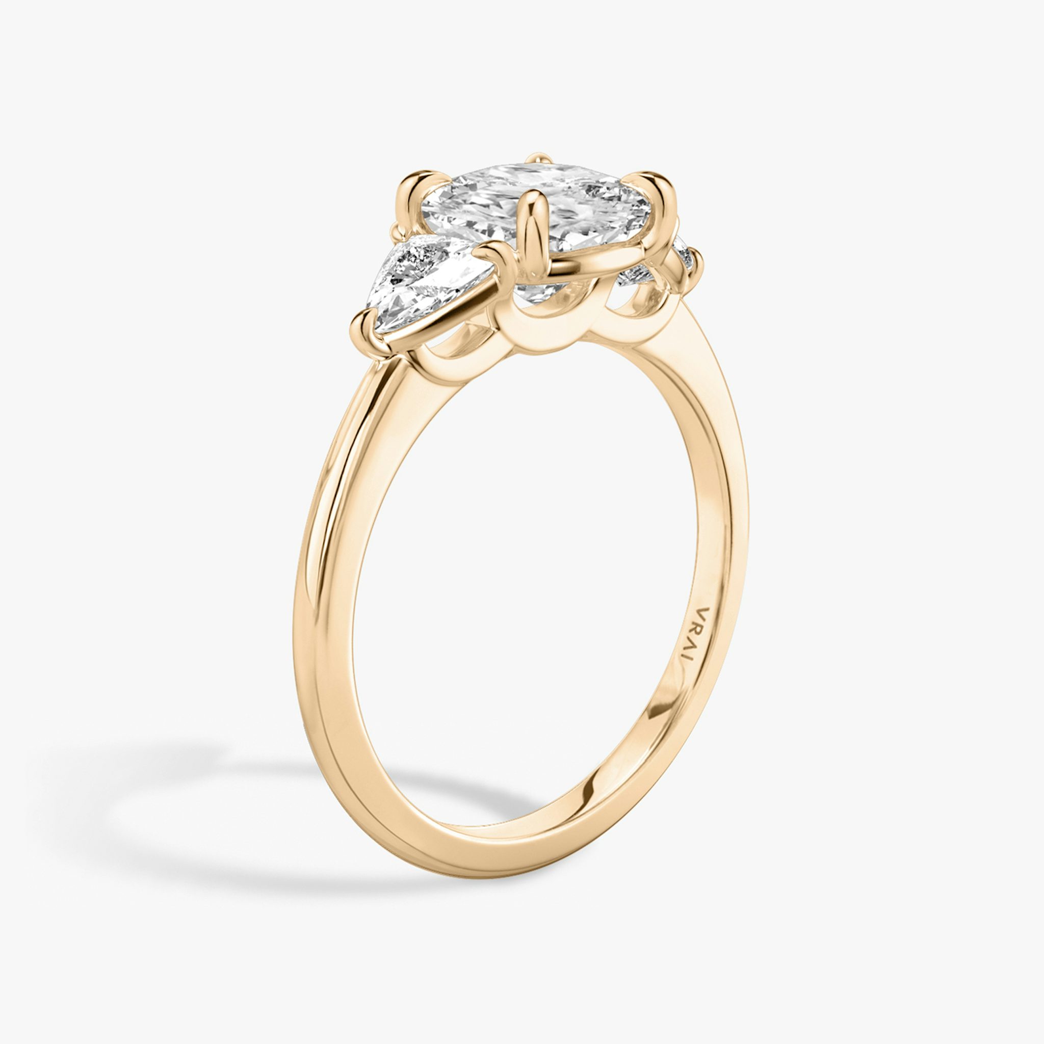 Anillo de compromiso Three Stone | Cojín | 14k | Oro rosa | bandAccent: Simple | sideStoneCarat: 0.25ct | sideStoneShape: Trillón | diamondOrientation: vertical | caratWeight: other