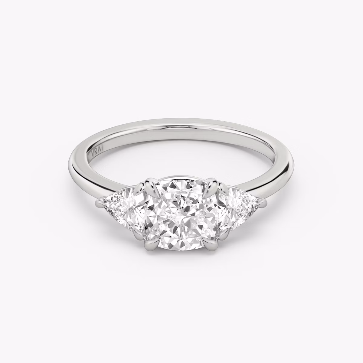 Anillo de compromiso Three Stone | Cojín | Platino | bandAccent: Simple | sideStoneCarat: 0.25ct | sideStoneShape: Trillón | diamondOrientation: vertical | caratWeight: other