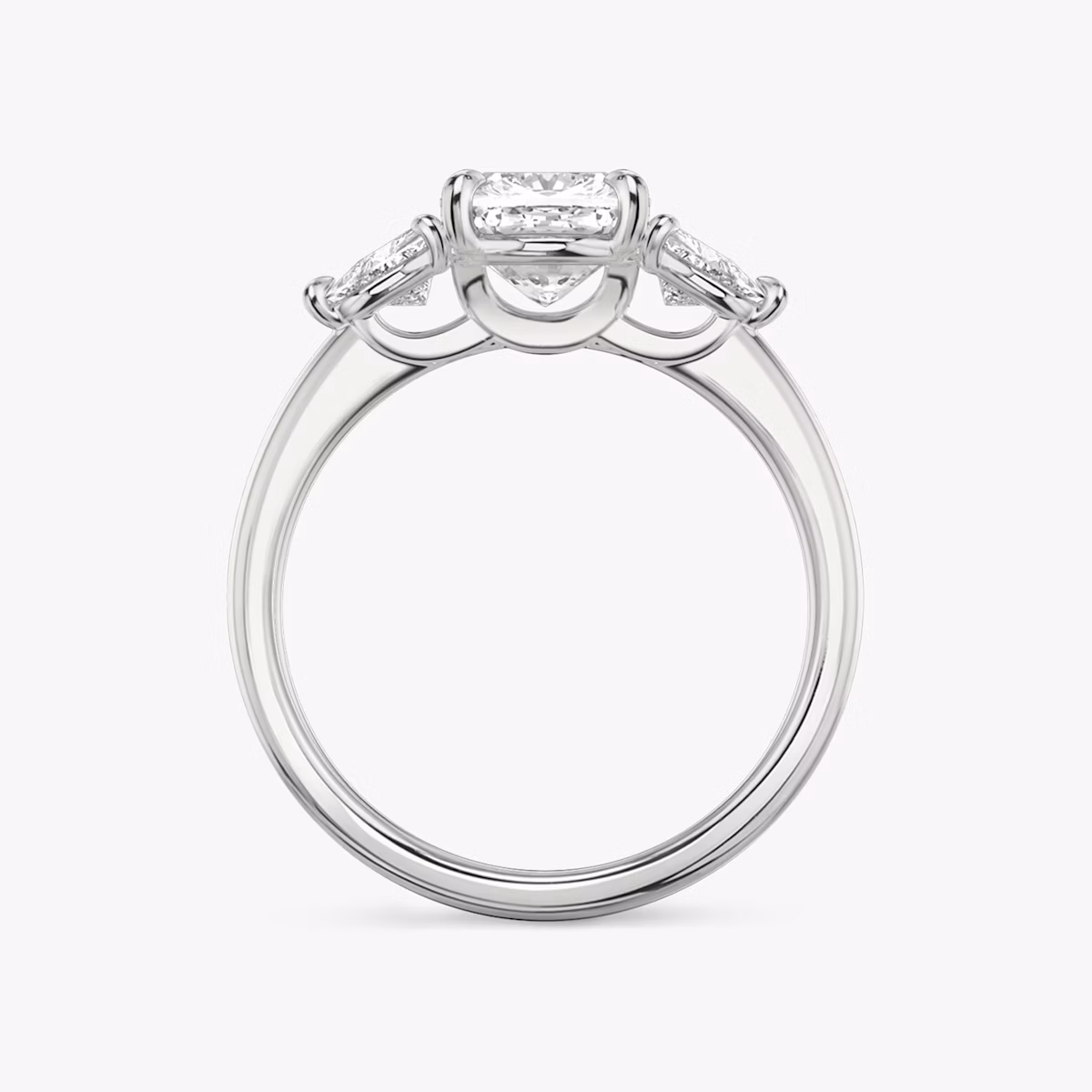 Anillo de compromiso Three Stone | Cojín | Platino | bandAccent: Simple | sideStoneCarat: 0.25ct | sideStoneShape: Trillón | diamondOrientation: vertical | caratWeight: other
