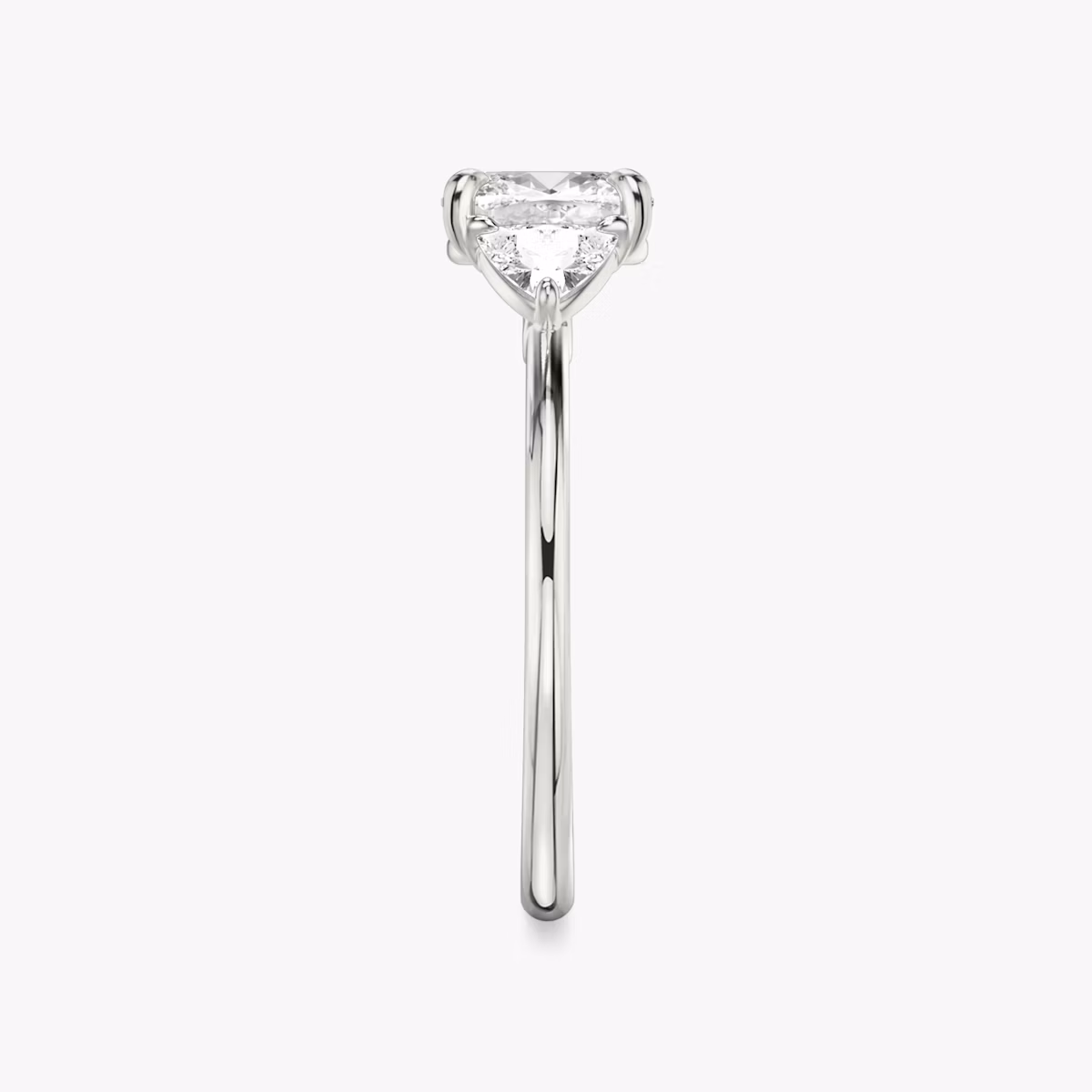 Anillo de compromiso Three Stone | Cojín | Platino | bandAccent: Simple | sideStoneCarat: 0.25ct | sideStoneShape: Trillón | diamondOrientation: vertical | caratWeight: other