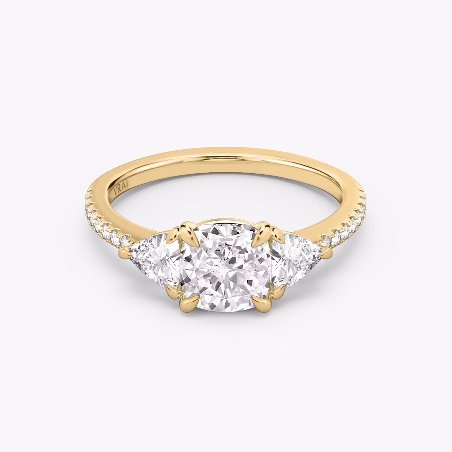 Anillo de compromiso Three Stone | Cojín | 18k | Oro amarillo | bandAccent: Pavé | sideStoneCarat: 0.25ct | sideStoneShape: Trillón | diamondOrientation: vertical | caratWeight: other