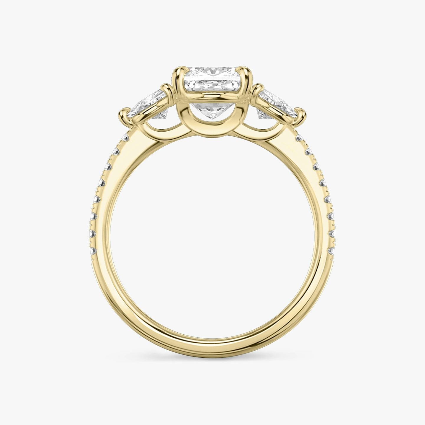 Anillo de compromiso Three Stone | Cojín | 18k | Oro amarillo | bandAccent: Pavé | sideStoneCarat: 0.25ct | sideStoneShape: Trillón | diamondOrientation: vertical | caratWeight: other