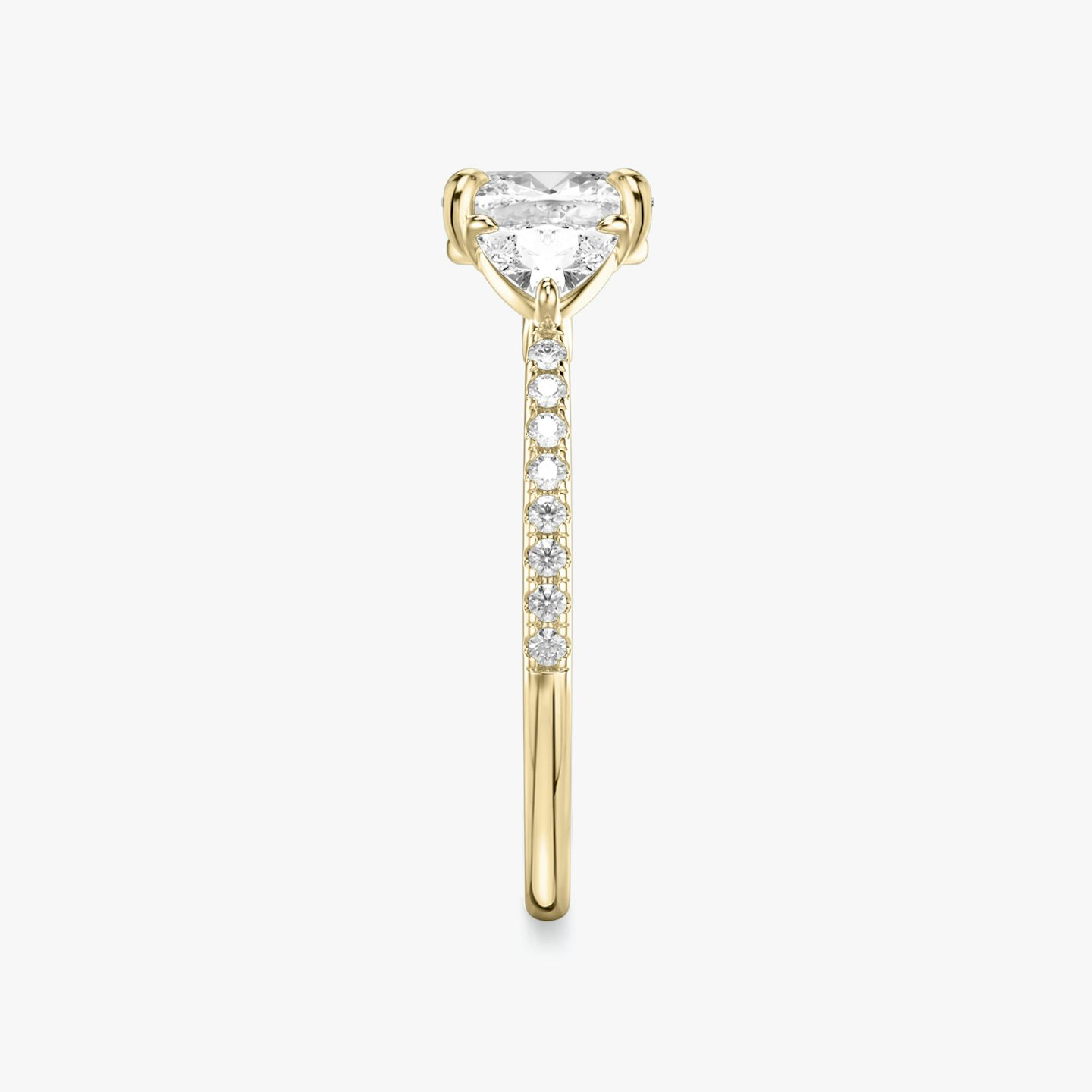 Anillo de compromiso Three Stone | Cojín | 18k | Oro amarillo | bandAccent: Pavé | sideStoneCarat: 0.25ct | sideStoneShape: Trillón | diamondOrientation: vertical | caratWeight: other