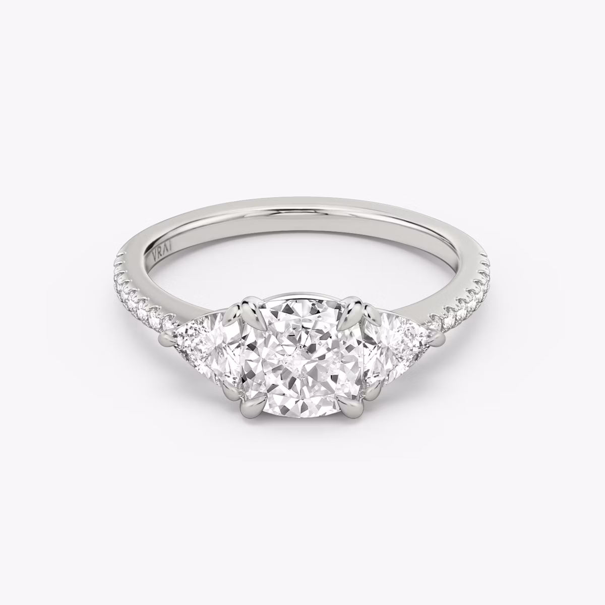 Anillo de compromiso Three Stone | Cojín | Platino | bandAccent: Pavé | sideStoneCarat: 0.25ct | sideStoneShape: Trillón | diamondOrientation: vertical | caratWeight: other