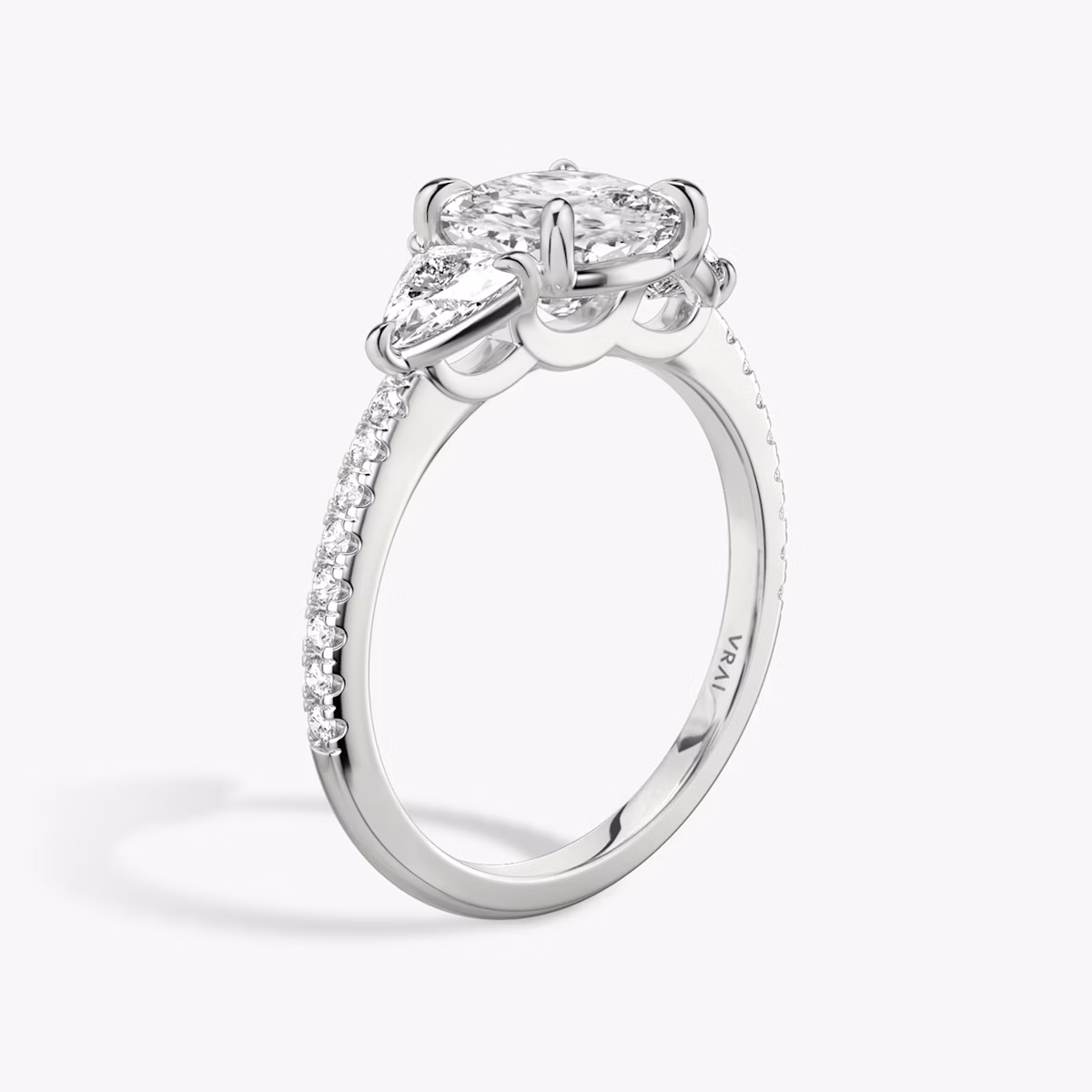 Anillo de compromiso Three Stone | Cojín | Platino | bandAccent: Pavé | sideStoneCarat: 0.25ct | sideStoneShape: Trillón | diamondOrientation: vertical | caratWeight: other