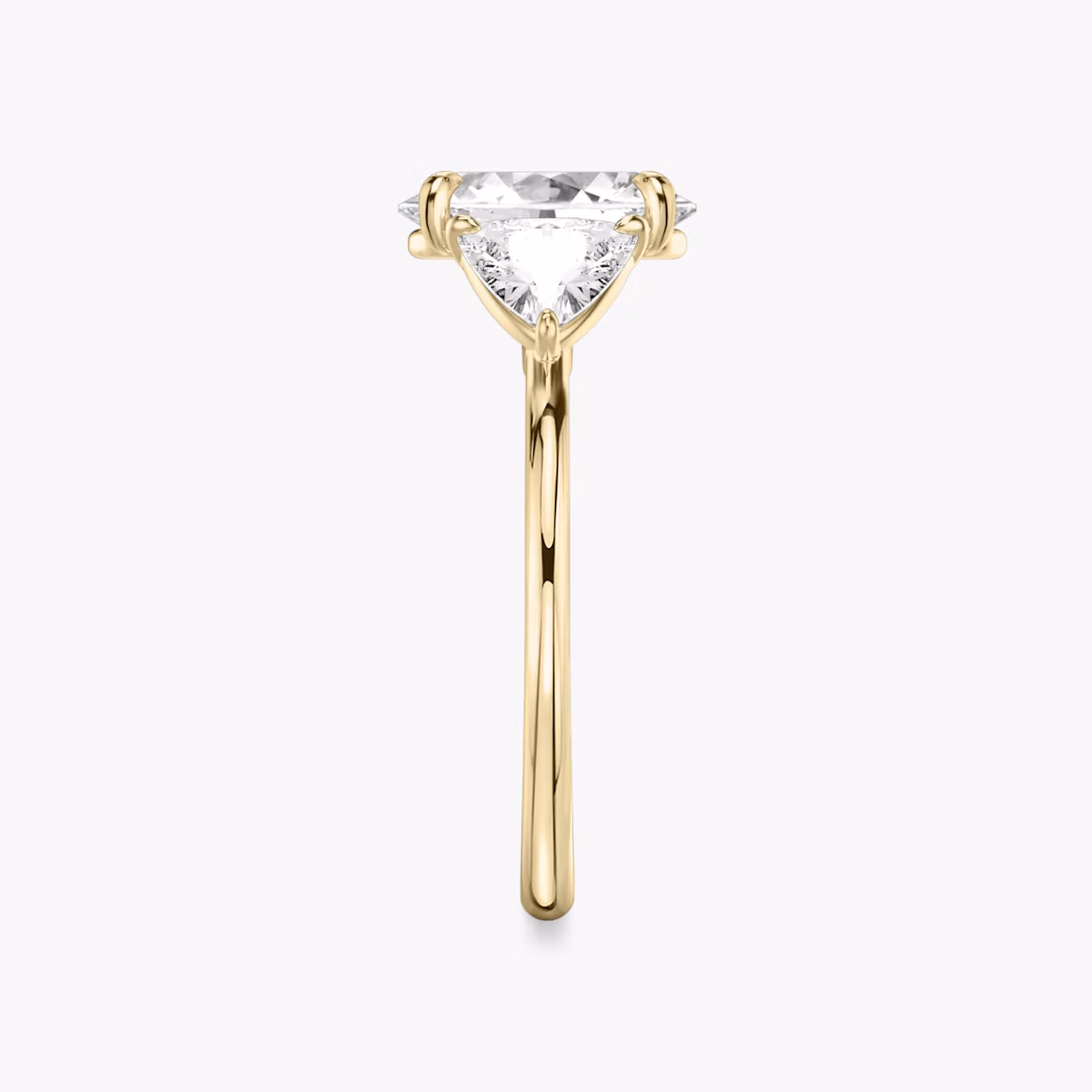 Three Stone | Oval | 18k | Gelbgold | bandAccent: Ohne Pavé-Besatz | sideStoneCarat: 0.50ct | sideStoneShape: Trillant | diamondOrientation: vertical | caratWeight: other