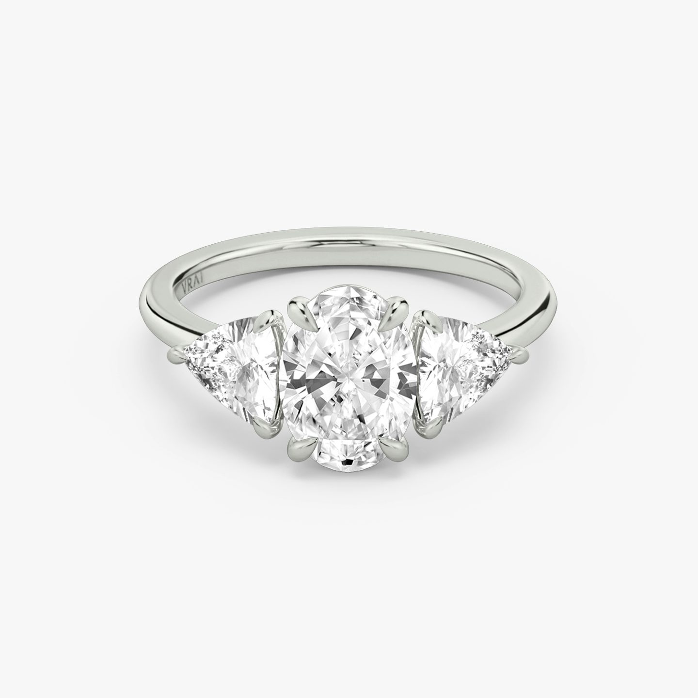 Three Stone | Oval | Platin | bandAccent: Ohne Pavé-Besatz | sideStoneCarat: 0.50ct | sideStoneShape: Trillant | diamondOrientation: vertical | caratWeight: other