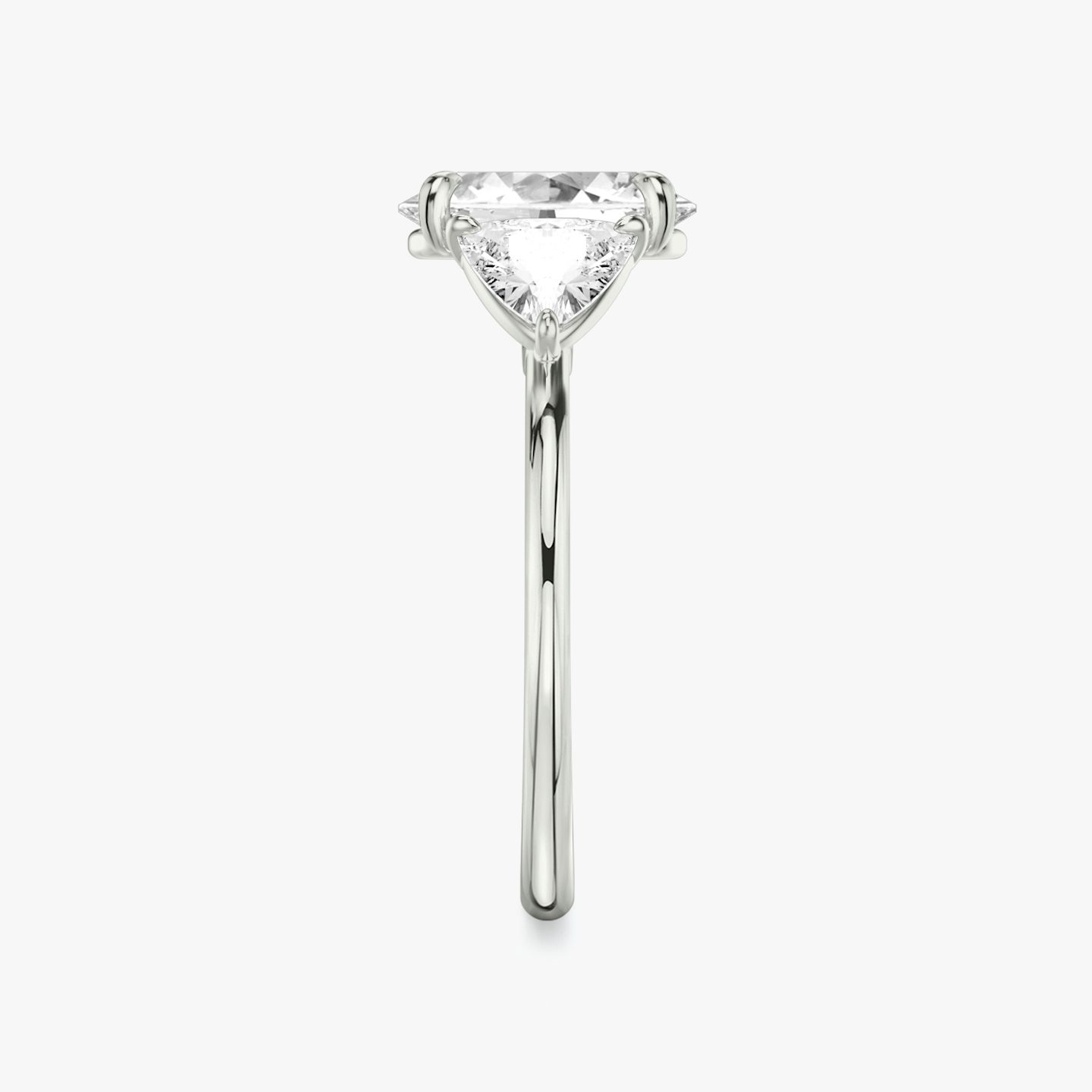 Three Stone | Oval | Platin | bandAccent: Ohne Pavé-Besatz | sideStoneCarat: 0.50ct | sideStoneShape: Trillant | diamondOrientation: vertical | caratWeight: other